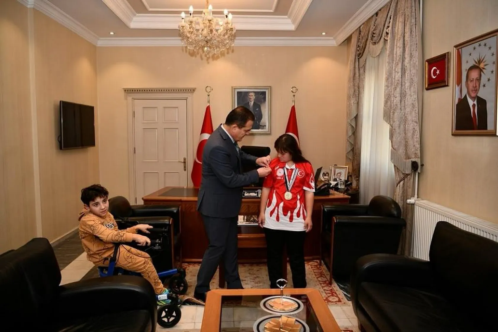 Vali Akbıyık, özel sporcuya altın hediye etti