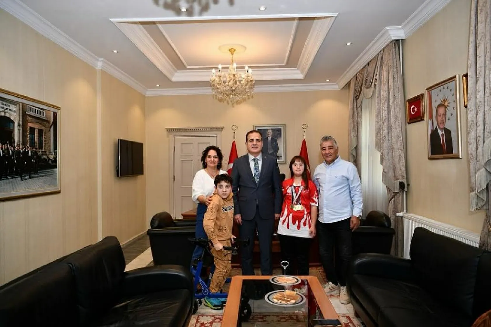 Vali Akbıyık, özel sporcuya altın hediye etti