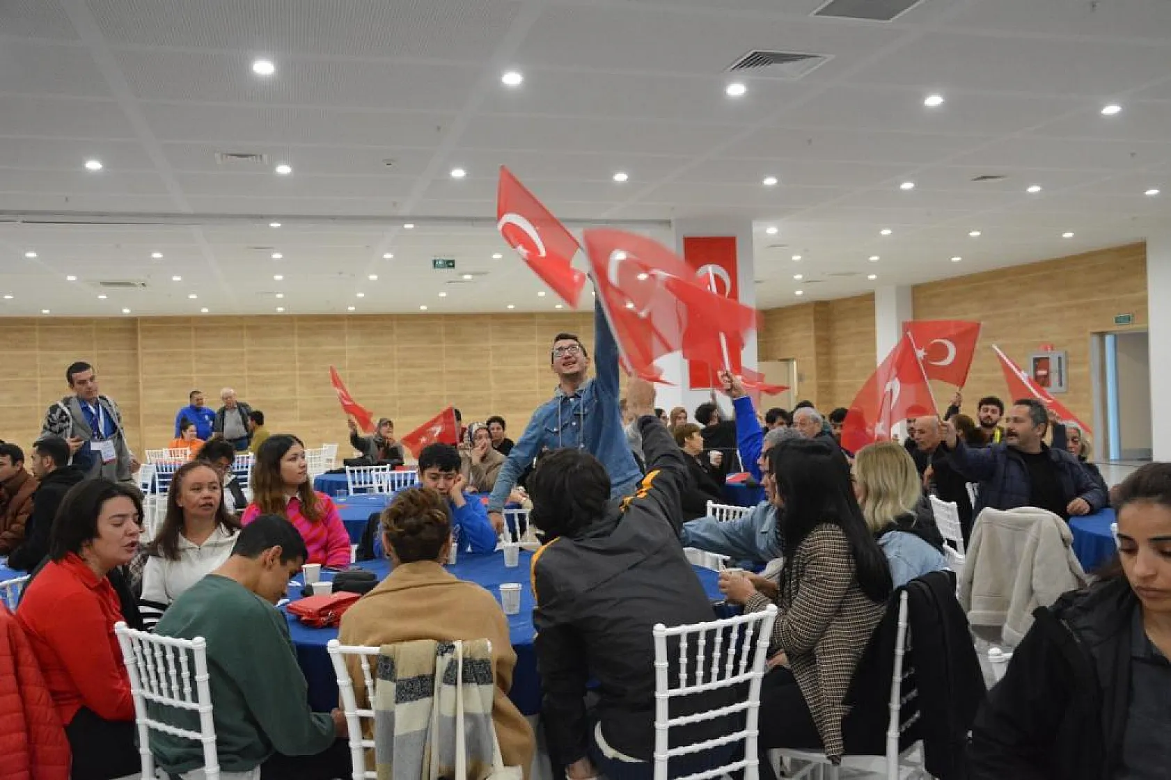 Özel bireyler şehitleri andı