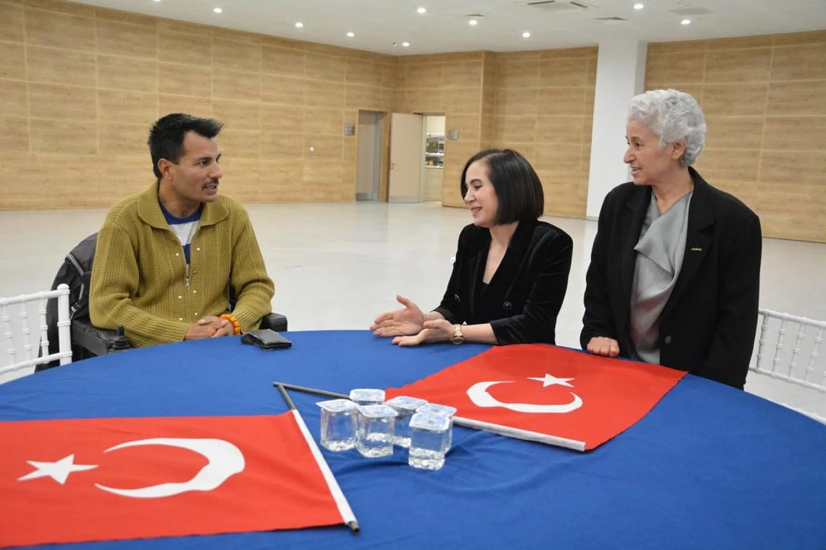 Özel bireyler şehitleri andı