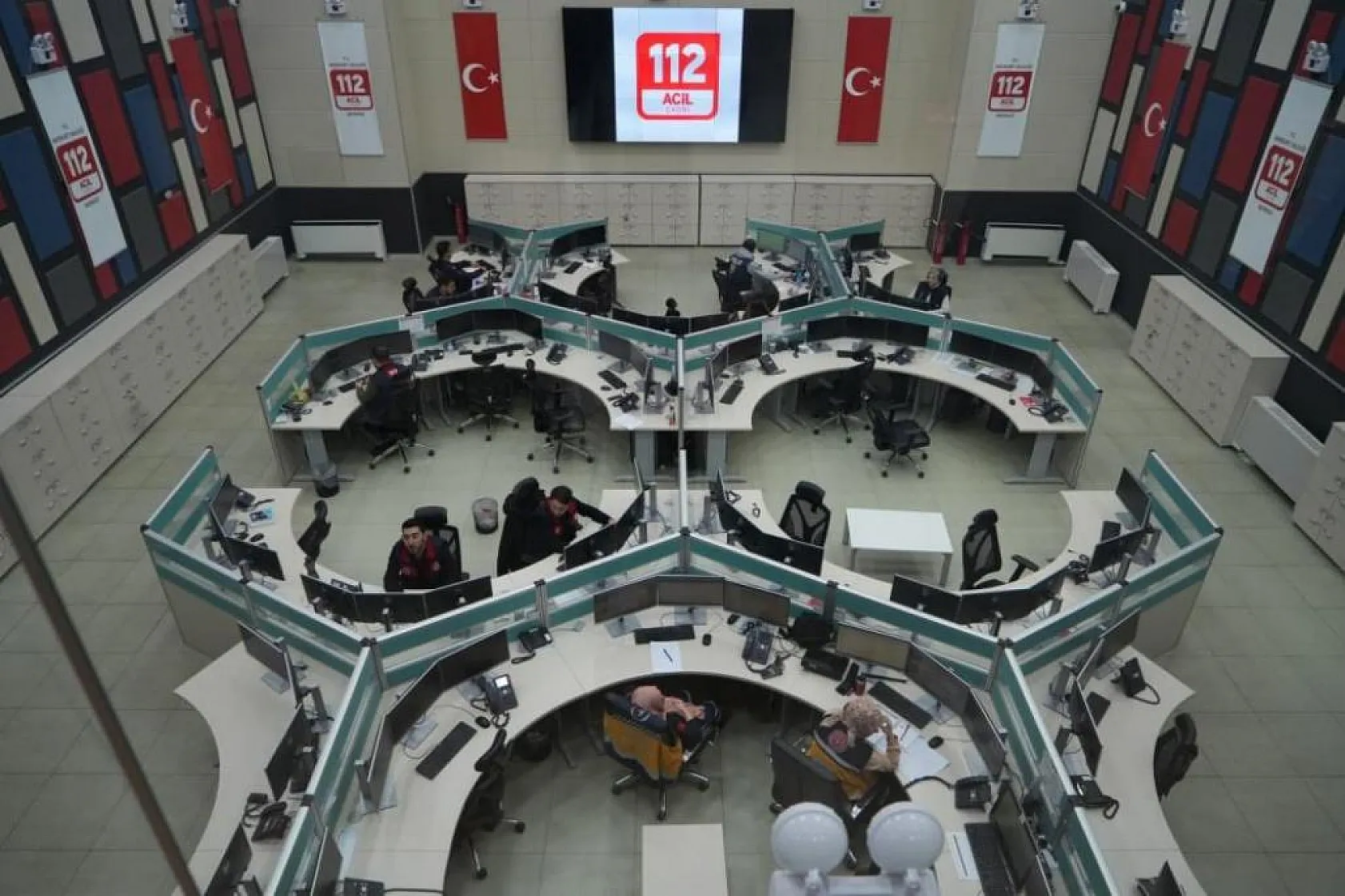 112'ye gelen çağrılar yok artık dedirtti! 'Mezarlıktan arıyorum, etrafımda bir sürü ölü var!'