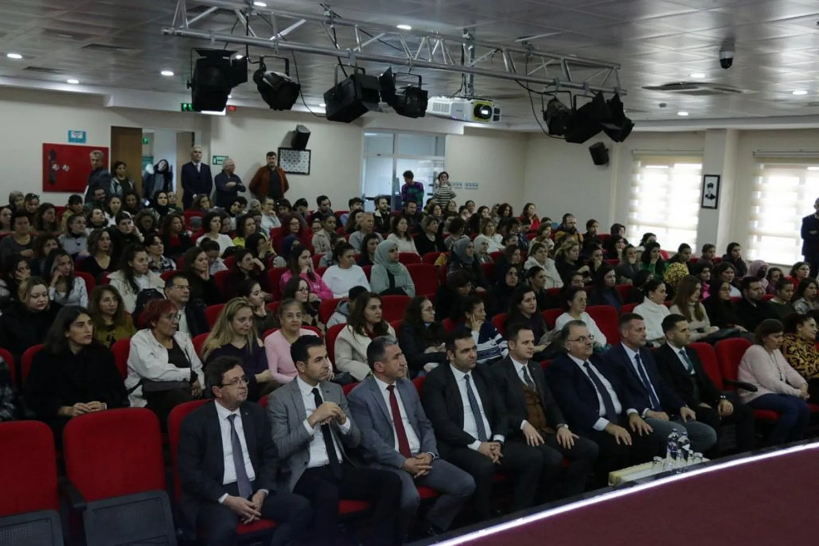Eğitimci yazar Erdoğan, öğrencilerle buluştu