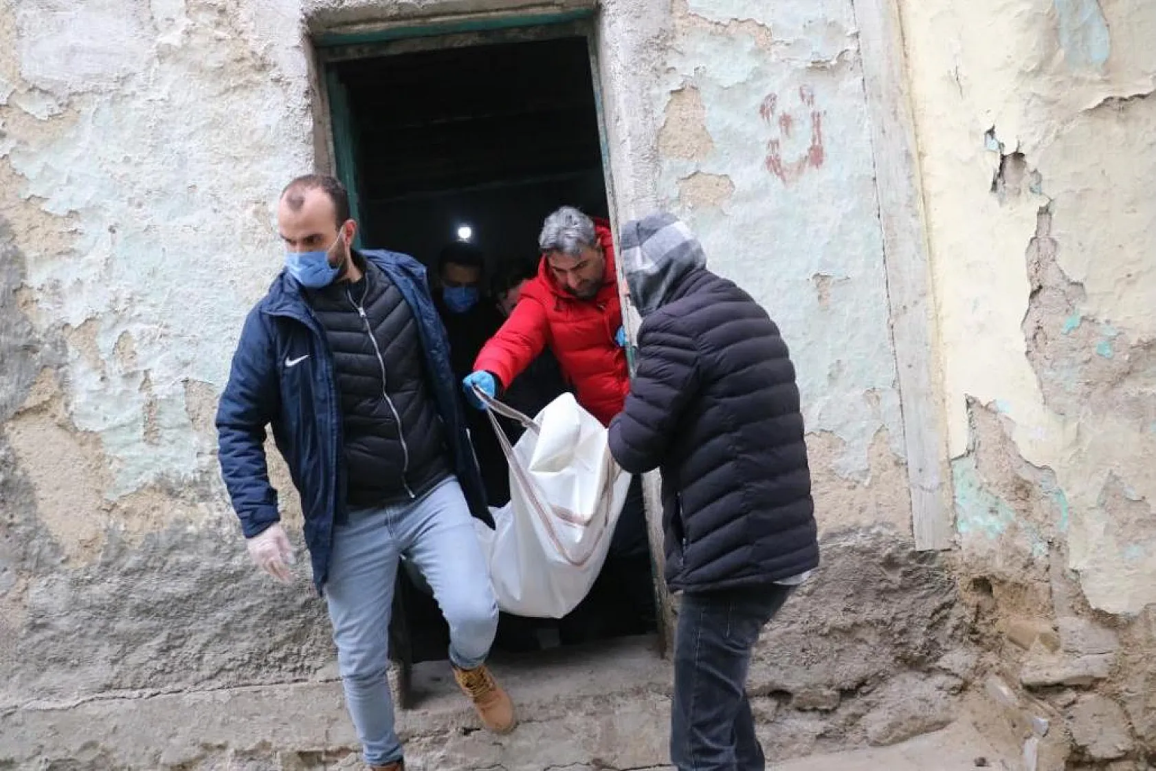 Evsiz iki arkadaştan biri ölü, diğeri ise bilinci kapalı