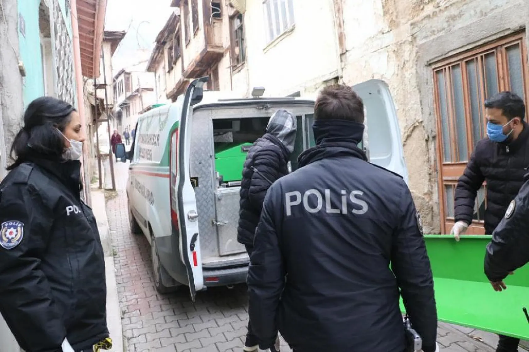Evsiz iki arkadaştan biri ölü, diğeri ise bilinci kapalı