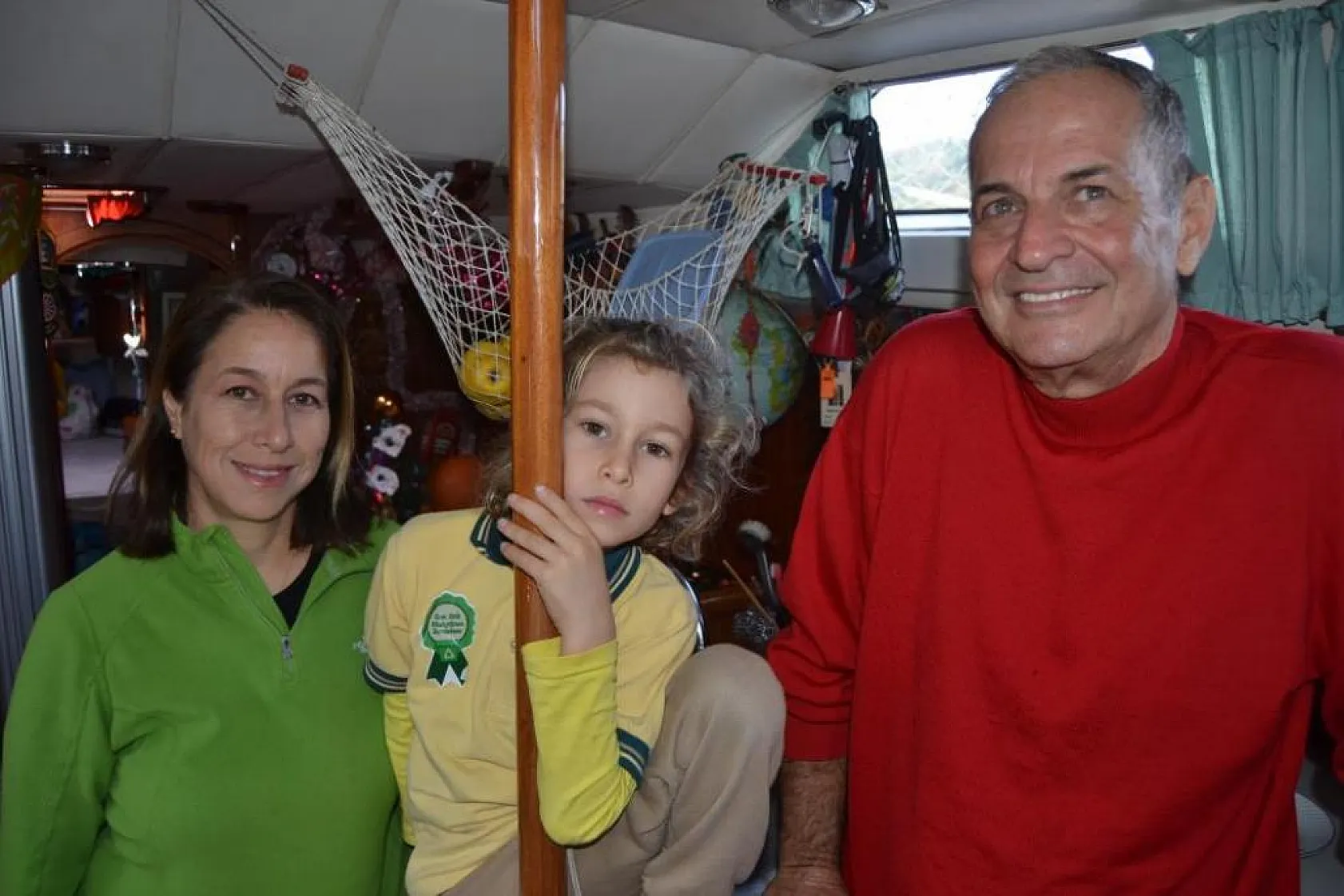 Teknede yaşayan aile Fethiye'ye demir attı