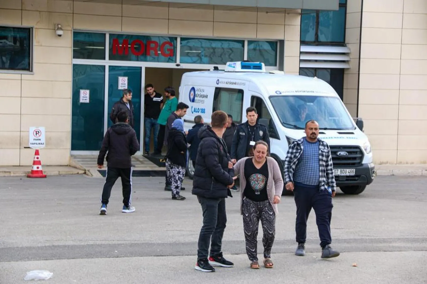 17 bıçak darbesi ile öldürülen 3 çocuk annesi kadının cenazesi alındı