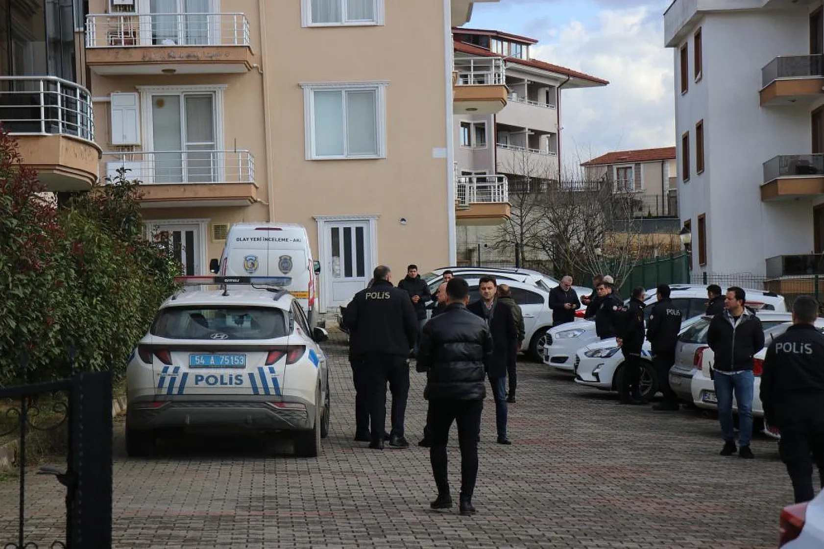 Cinnet getiren polis aile fertlerini vurduktan sonra intihar etti: 3 ölü, 1 yaralı