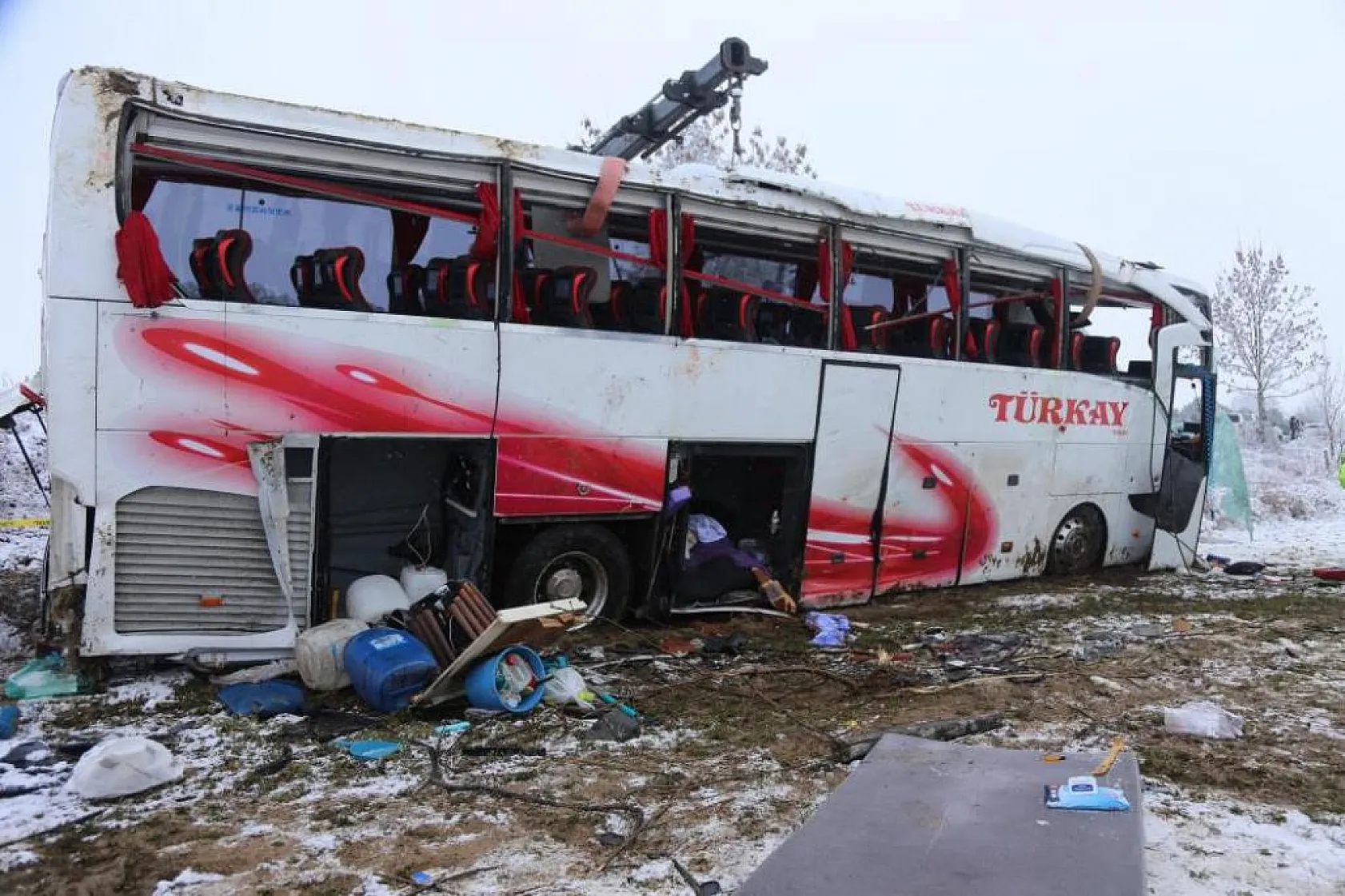 6 kişiye mezar olan yolcu otobüsünden geriye enkazı kaldı