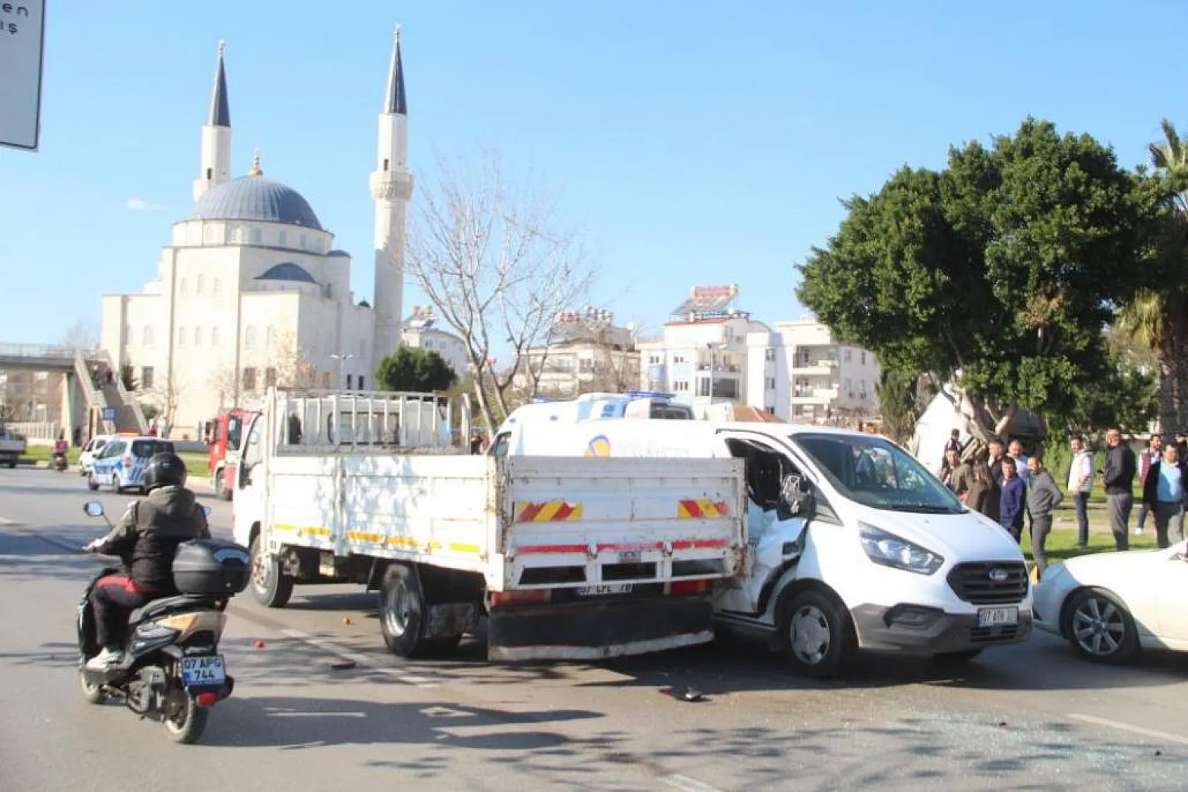 Kontrolden çıkıp kanalda asılı kalan kamyonette can pazarı