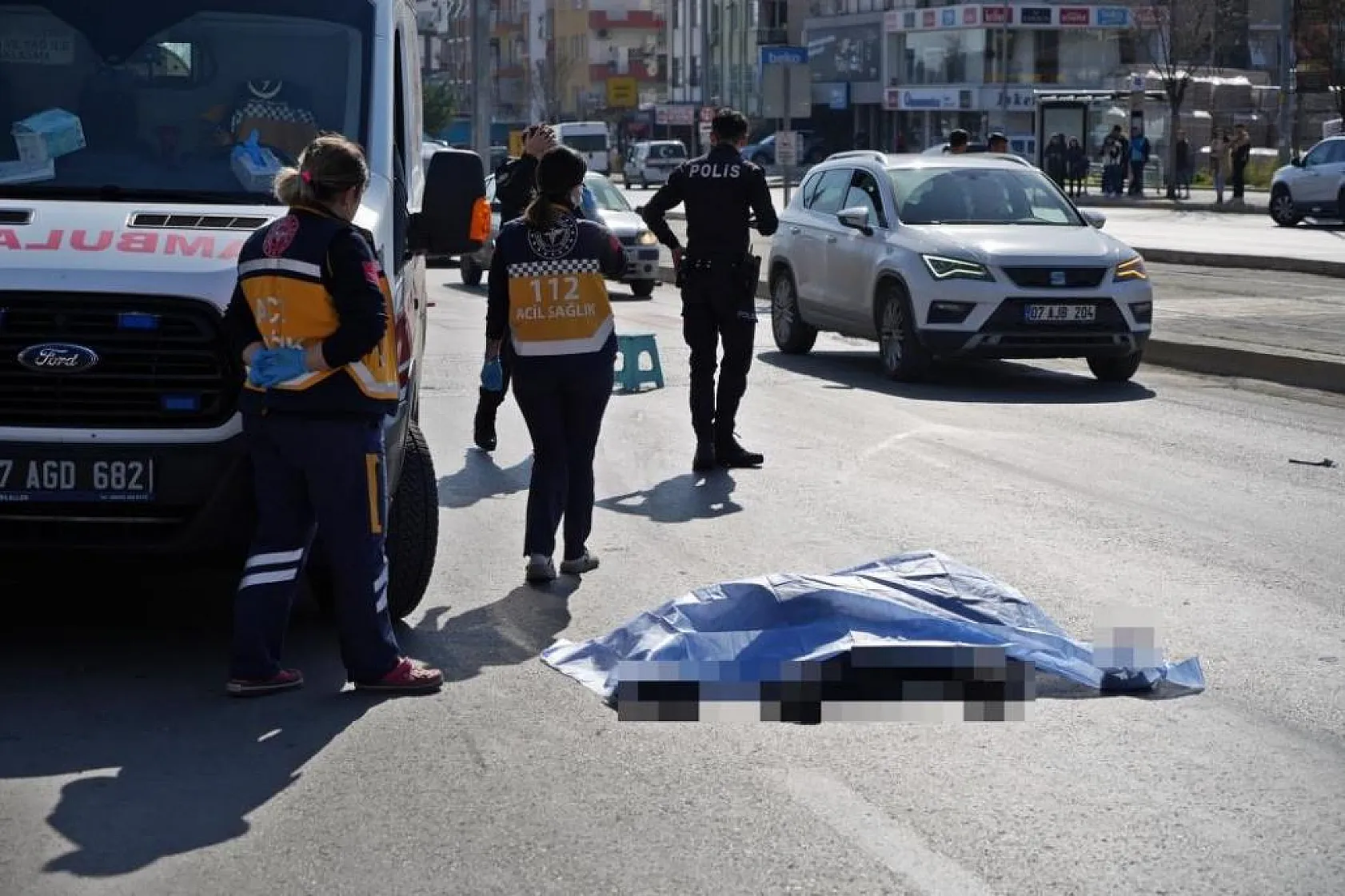 Yaya geçidi eceli oldu, kamyonetin yol verdiği yayalara otomobil çarptı: 1 ölü, 1 yaralı