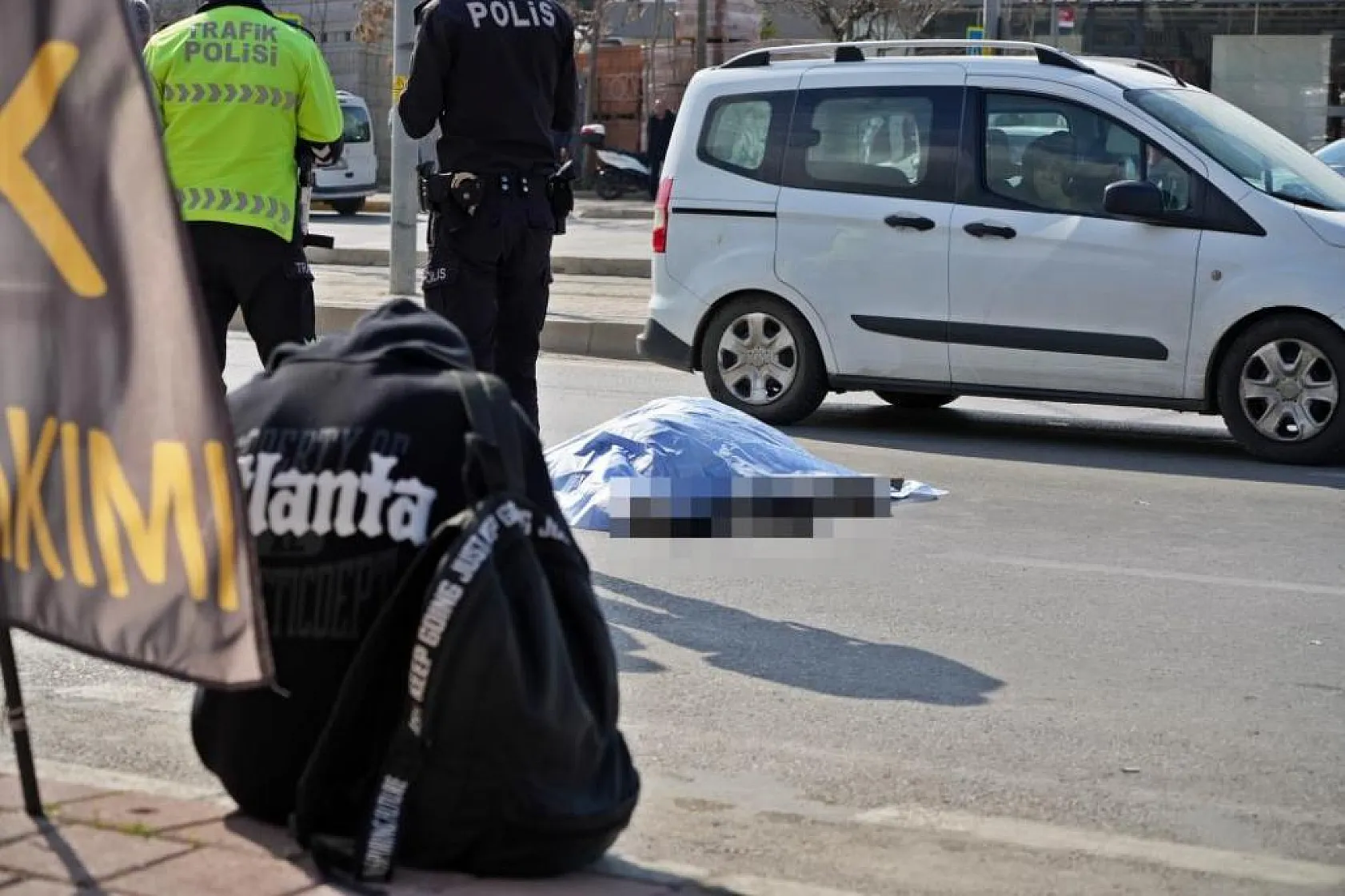 Yaya geçidi eceli oldu, kamyonetin yol verdiği yayalara otomobil çarptı: 1 ölü, 1 yaralı