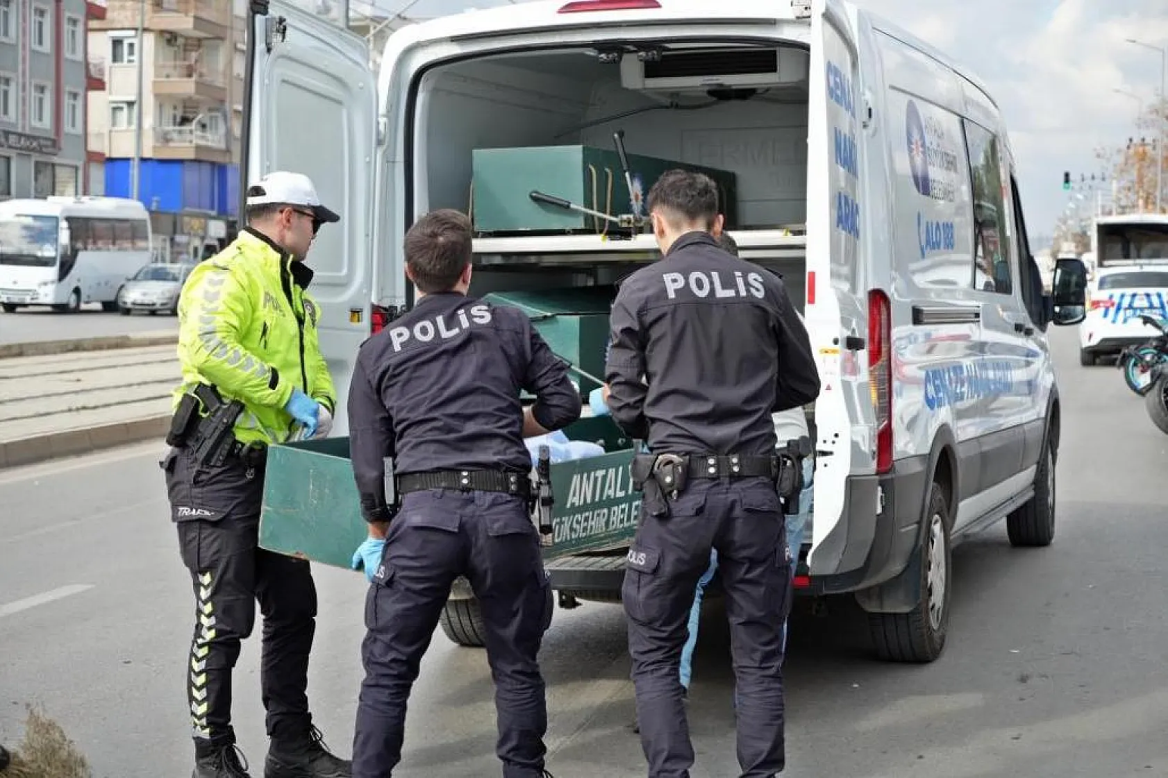 Yaya geçidi eceli oldu, kamyonetin yol verdiği yayalara otomobil çarptı: 1 ölü, 1 yaralı