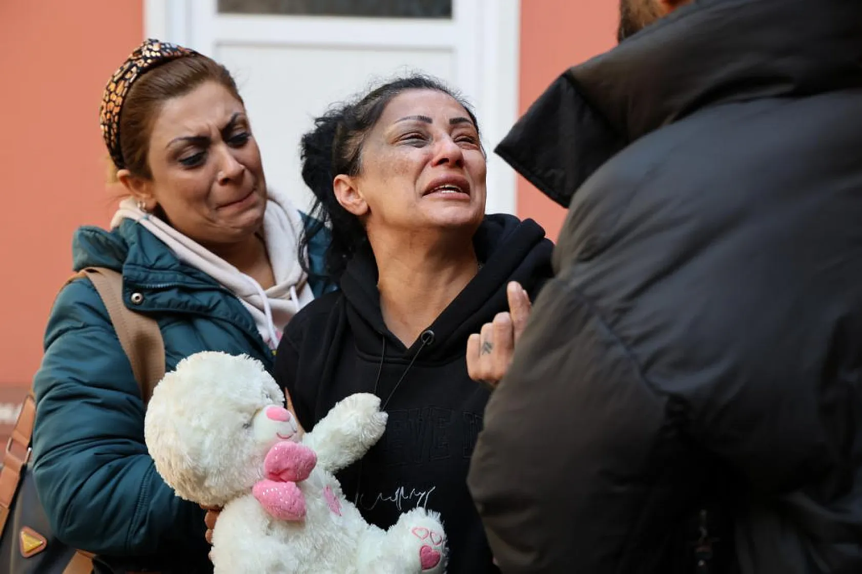 Acılı annenin feryatlarına yürek dayanmaz! 18 yaşında katledilen kızına