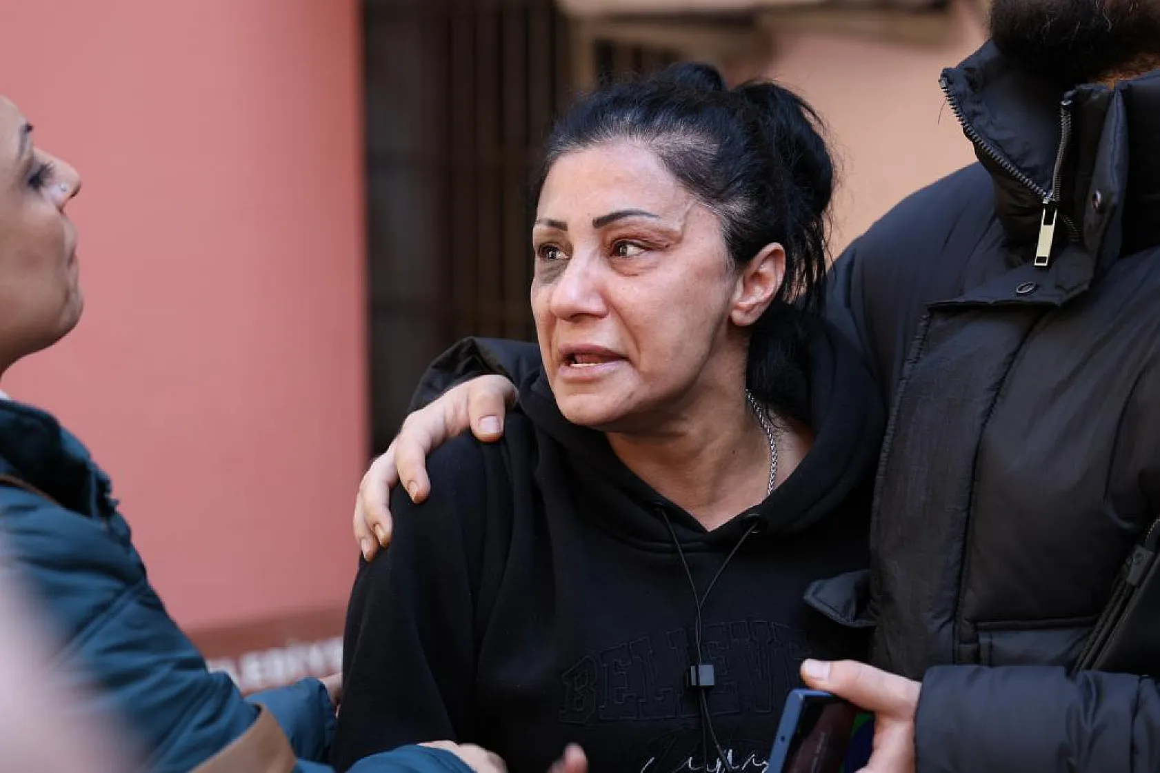 Acılı annenin feryatlarına yürek dayanmaz! 18 yaşında katledilen kızına