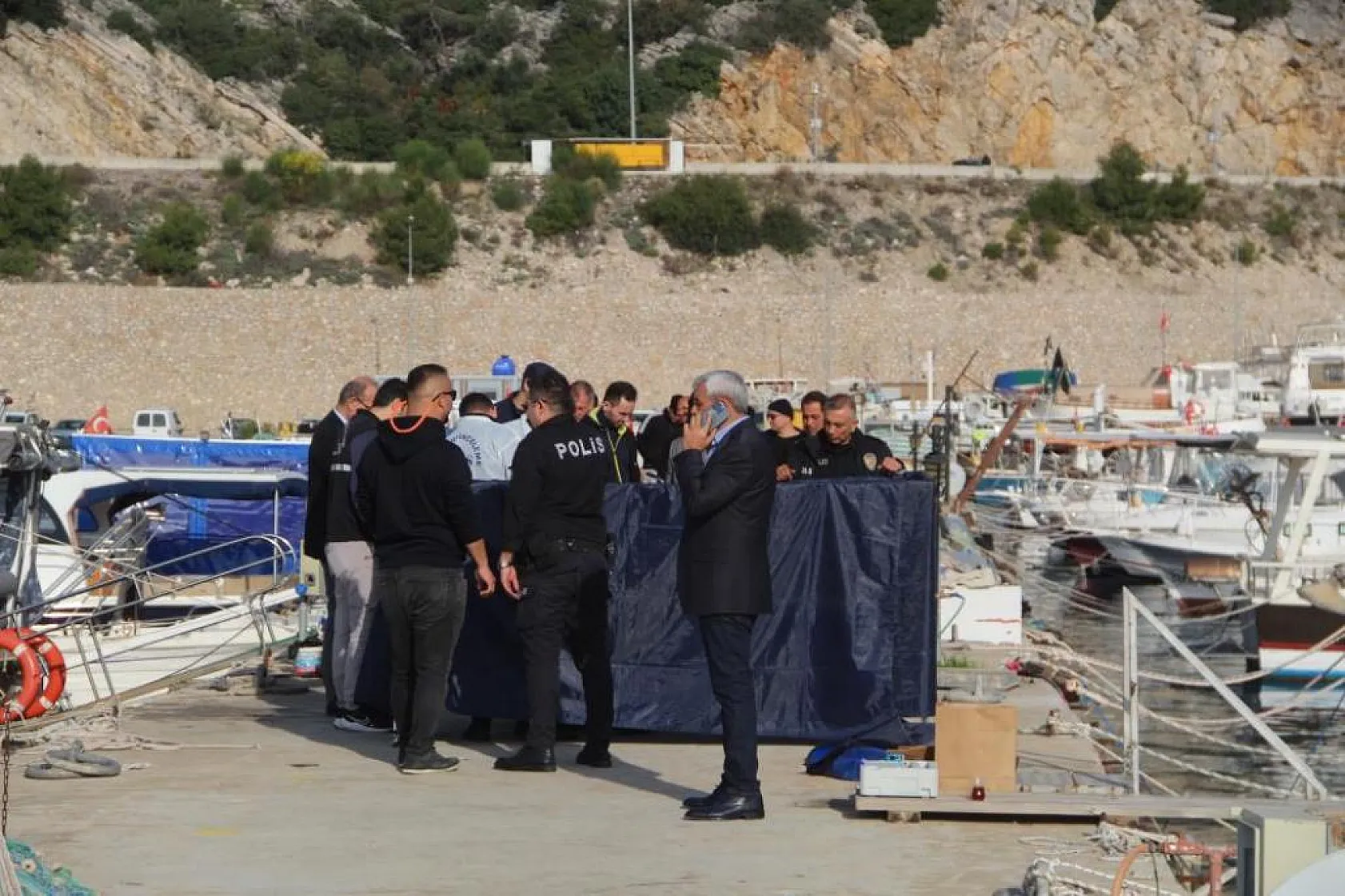 Emekli edebiyat öğretmeni teknesinin altında ölü bulundu