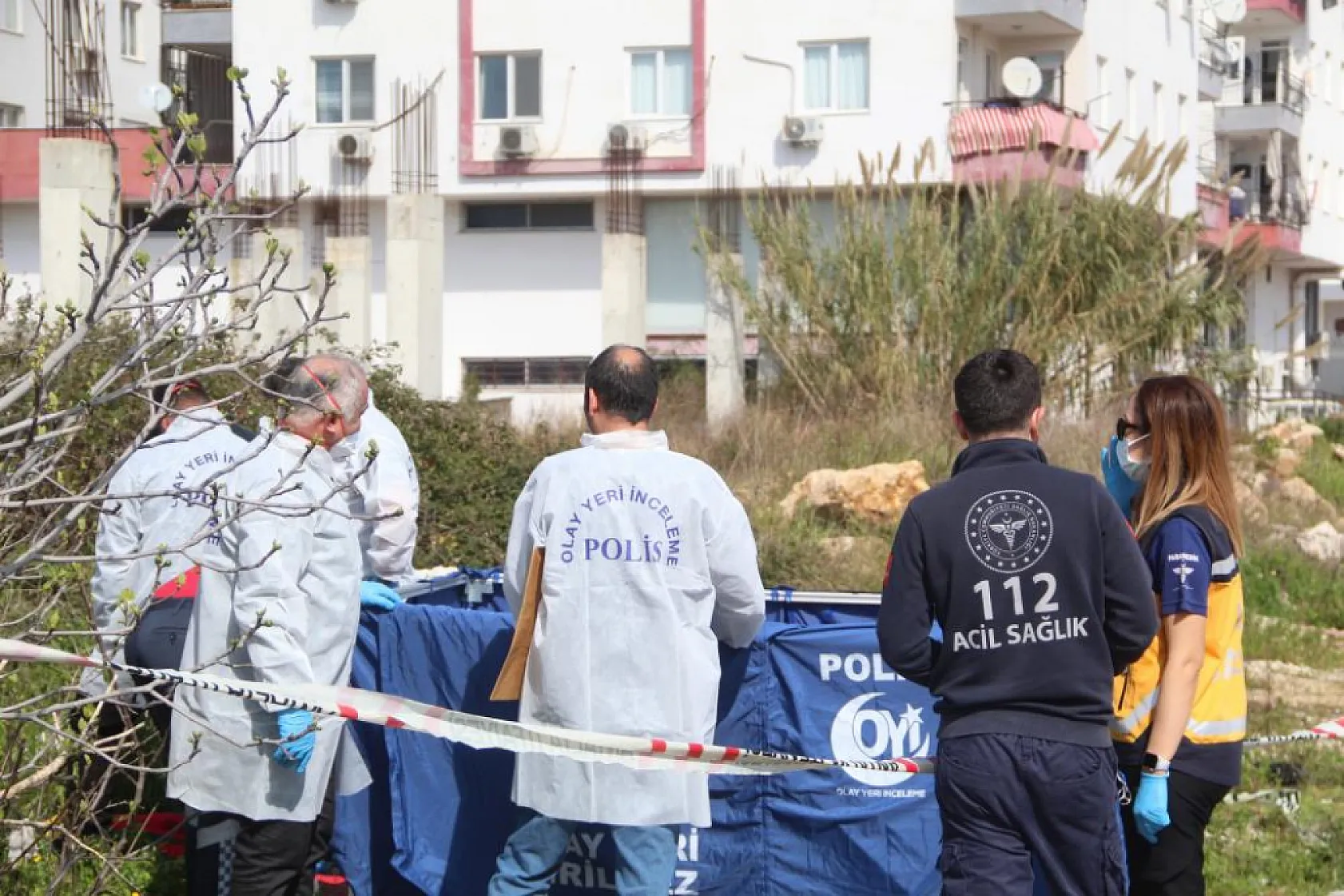 Yol kenarında kadın cesedi bulundu