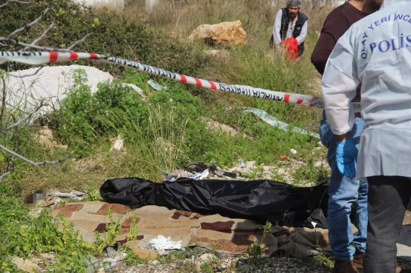 Yol kenarında kadın cesedi bulundu