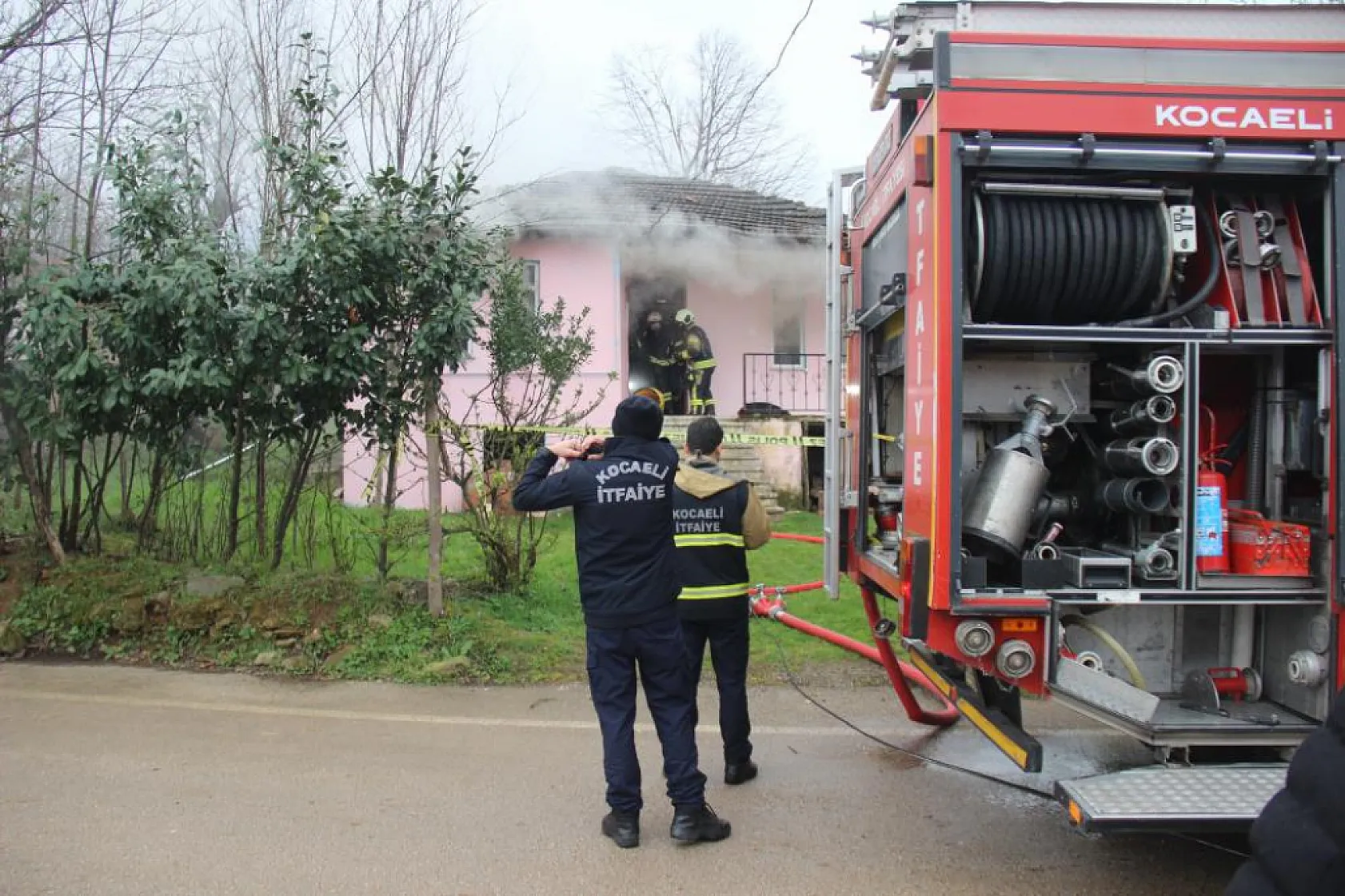 Evde çıkan yangında mahsur kaldı öldü