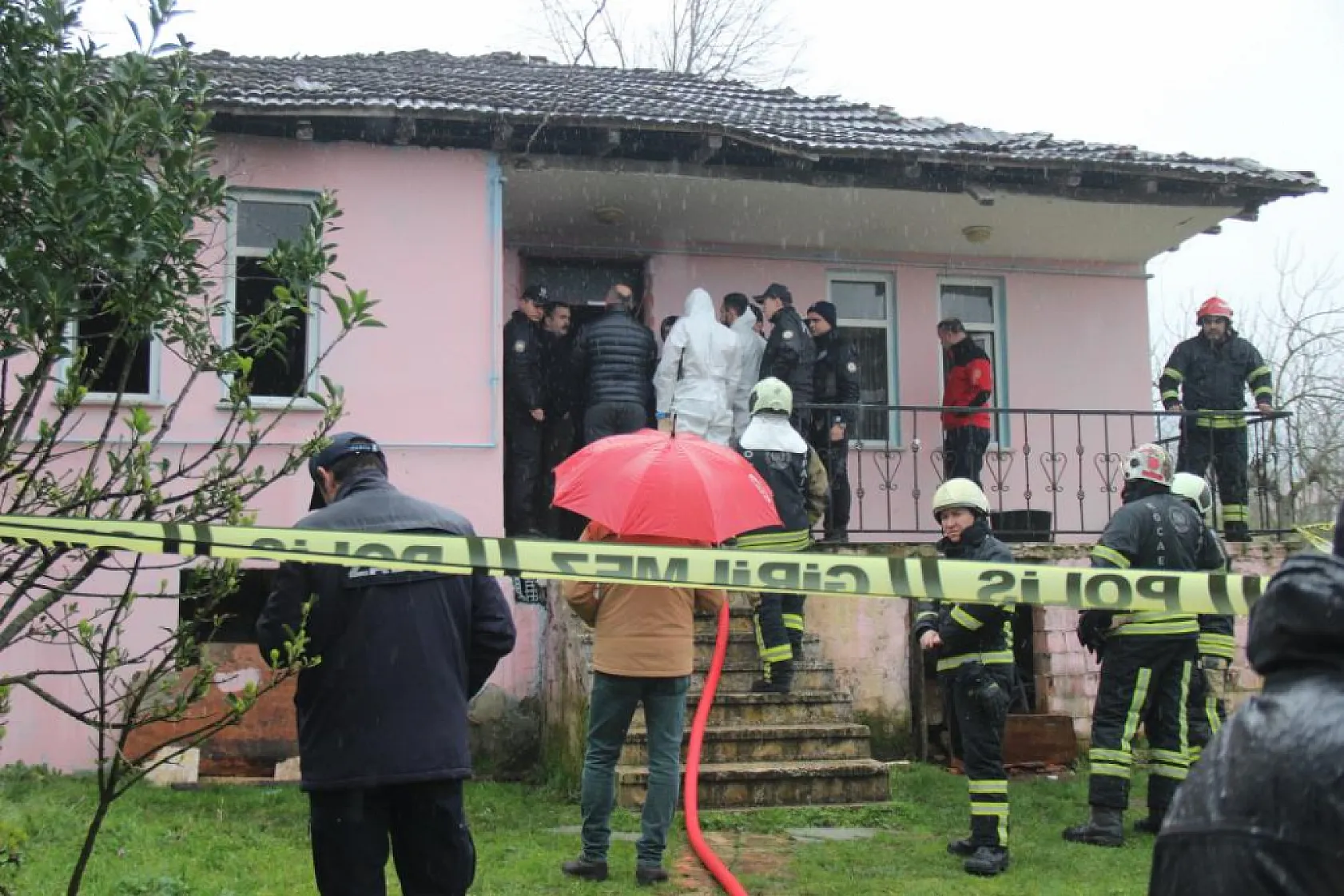 Evde çıkan yangında mahsur kaldı öldü