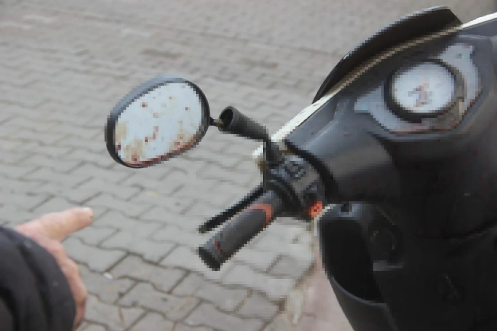 Sarkan kablo motosiklet sürücüsünün boğazını kesti, ölümden döndü