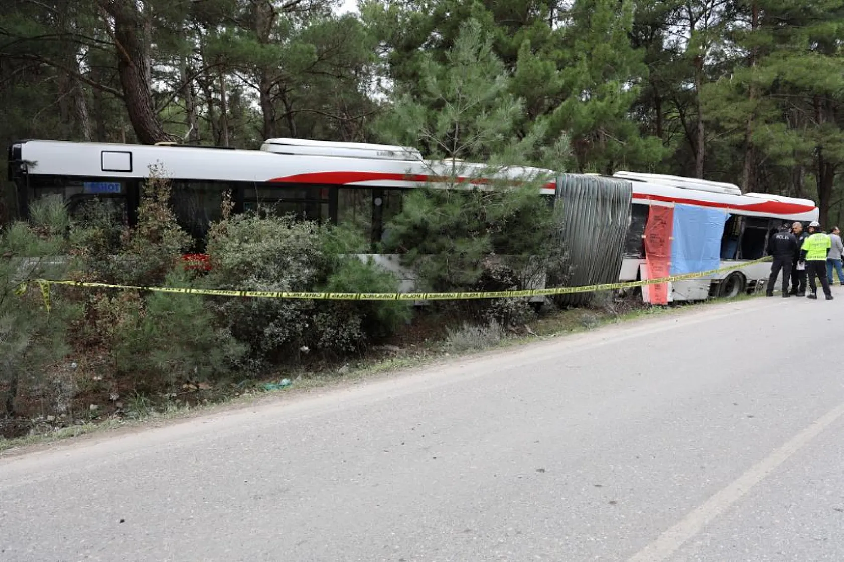 Yolcuların olduğu otobüse tır çarptı, ölü ve yaralılar var