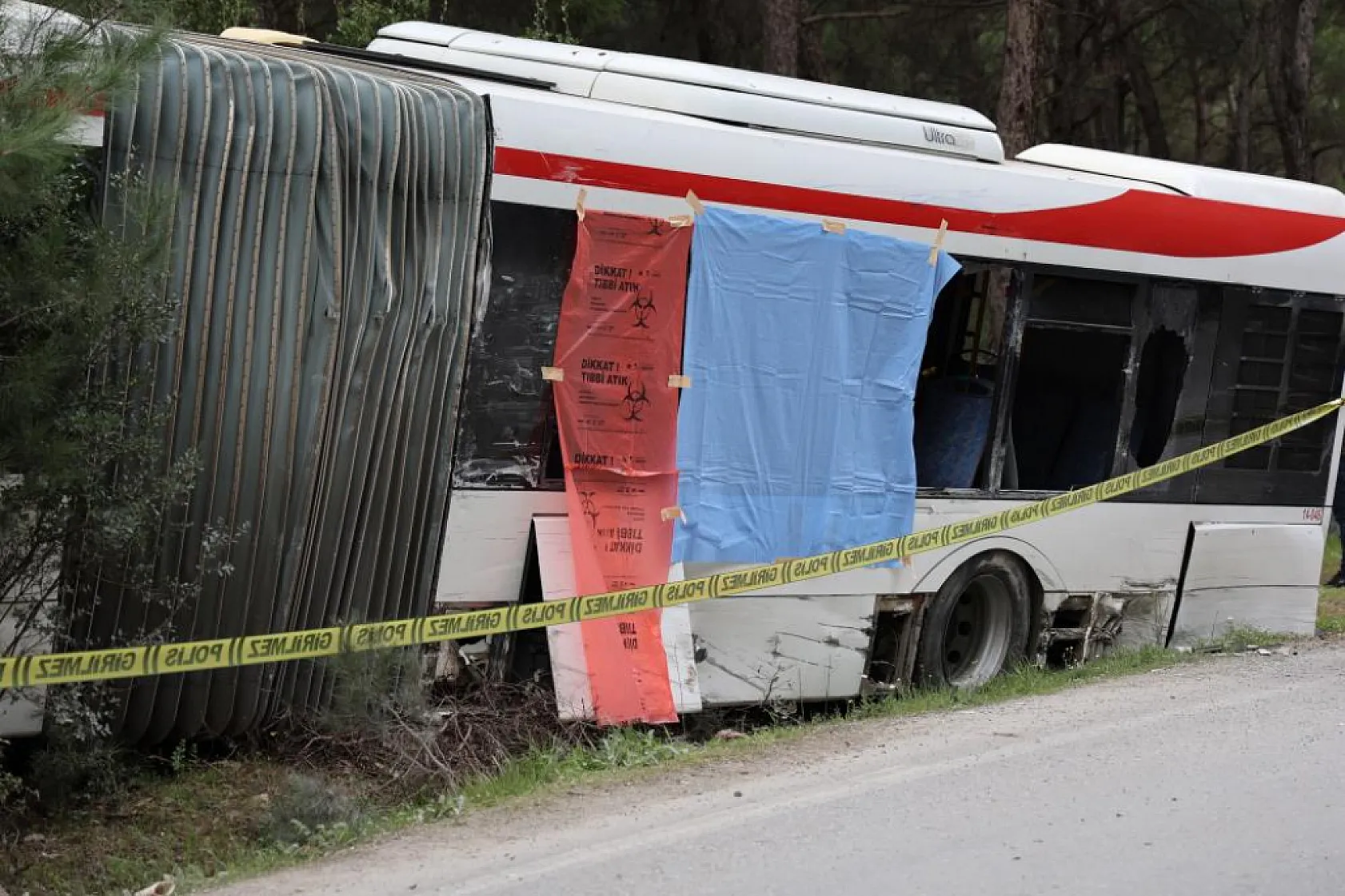 Yolcuların olduğu otobüse tır çarptı, ölü ve yaralılar var