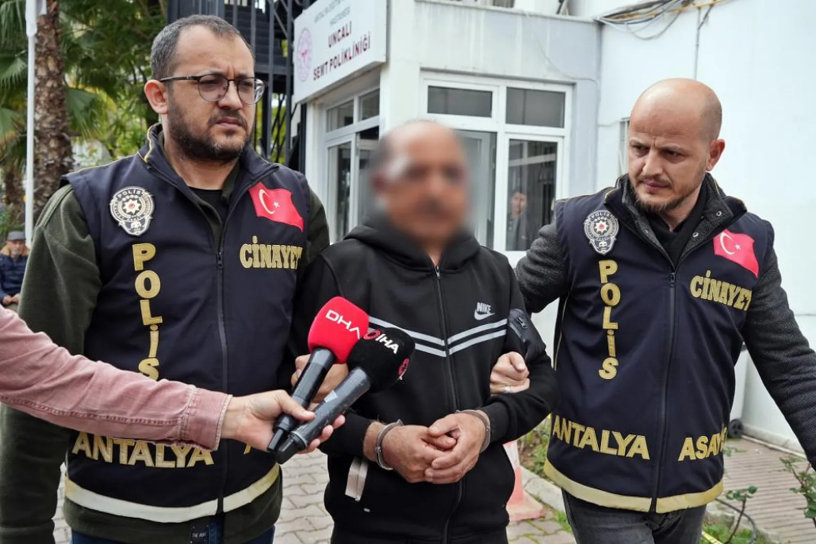Karısını 8 bıçak darbesiyle öldürdü