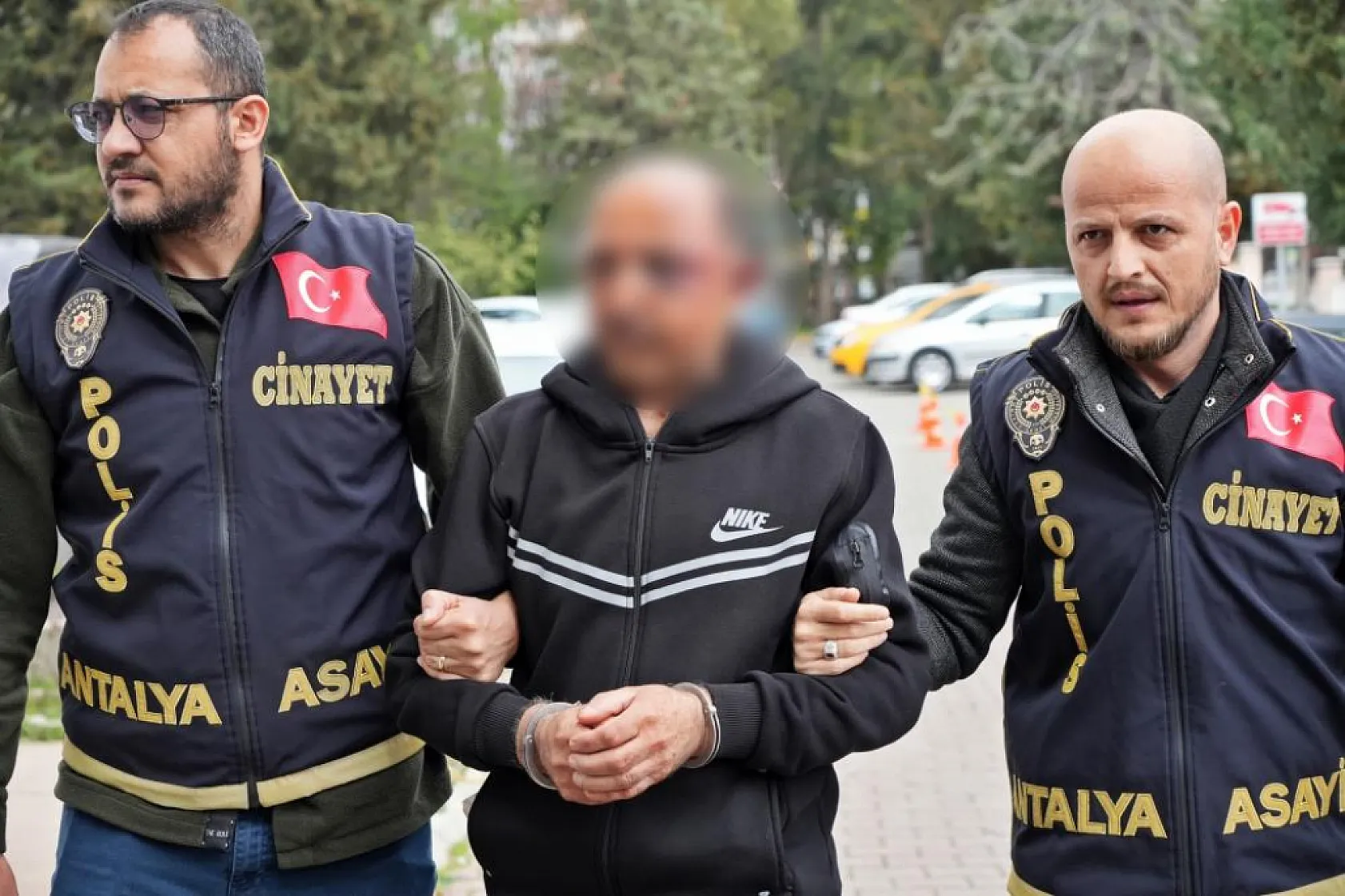 Karısını 8 bıçak darbesiyle öldürdü