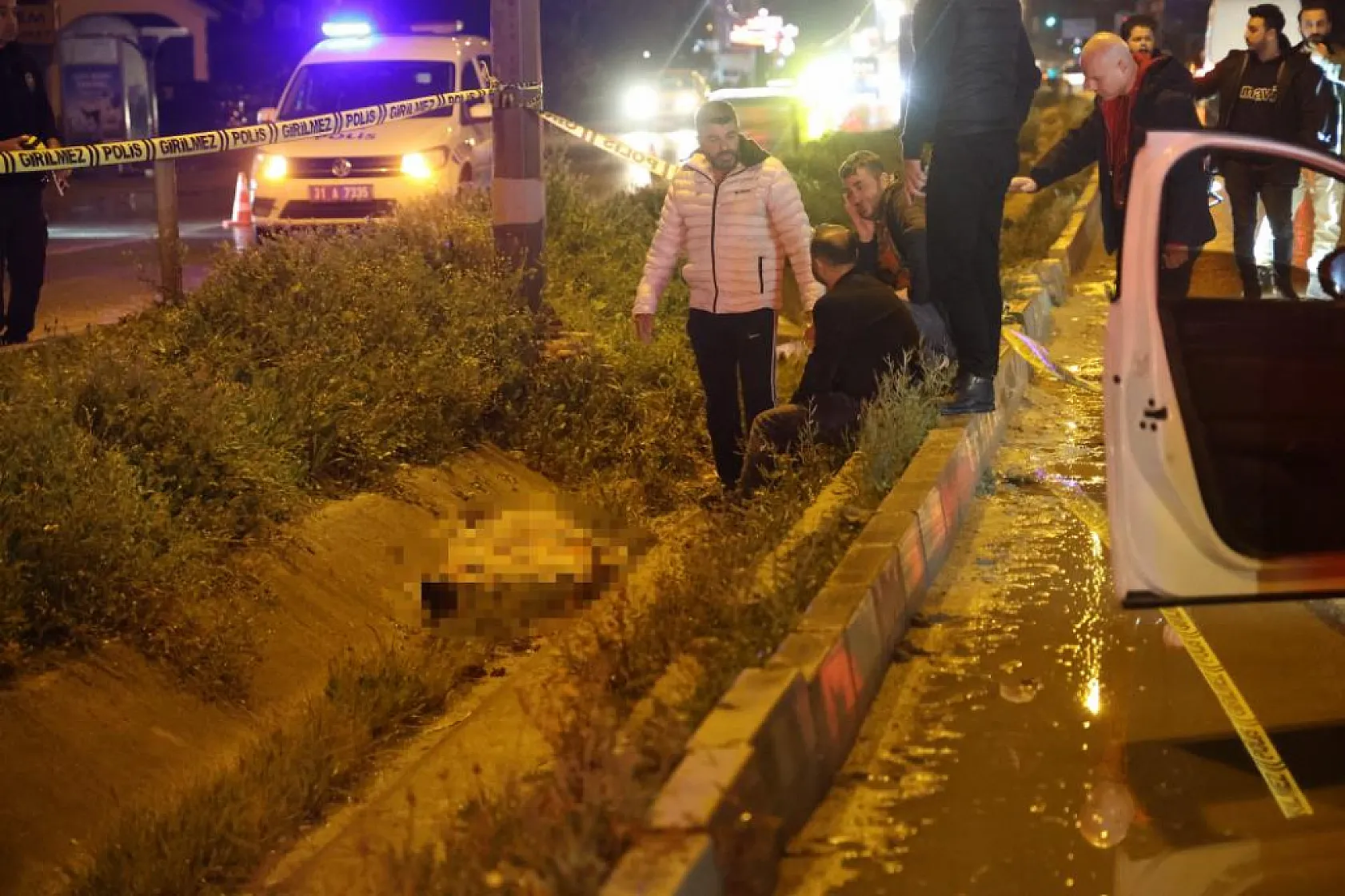 1 kişinin öldüğü feci kazada, çarpmanın etkisiyle 2 yaya havaya uçtu..