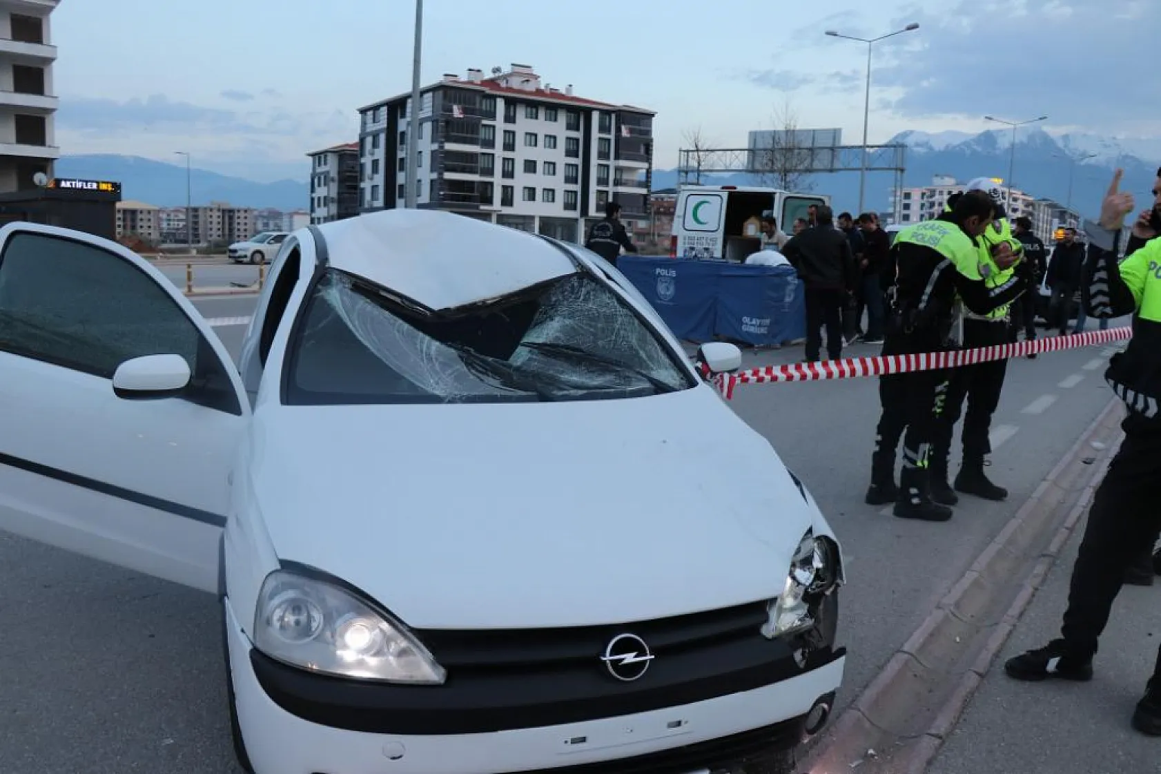 Otomobilin çarptığı yaya metrelerce savrulup feci şekilde öldü