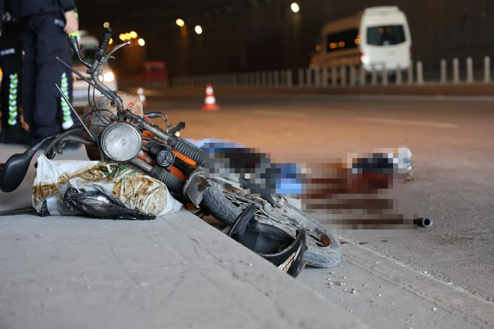 Araca çarpmamak için motosikletinden düşüp öldü