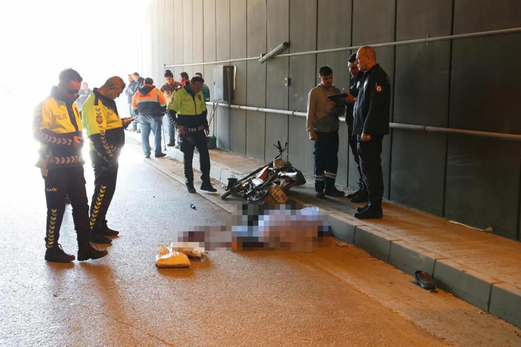 Araca çarpmamak için motosikletinden düşüp öldü