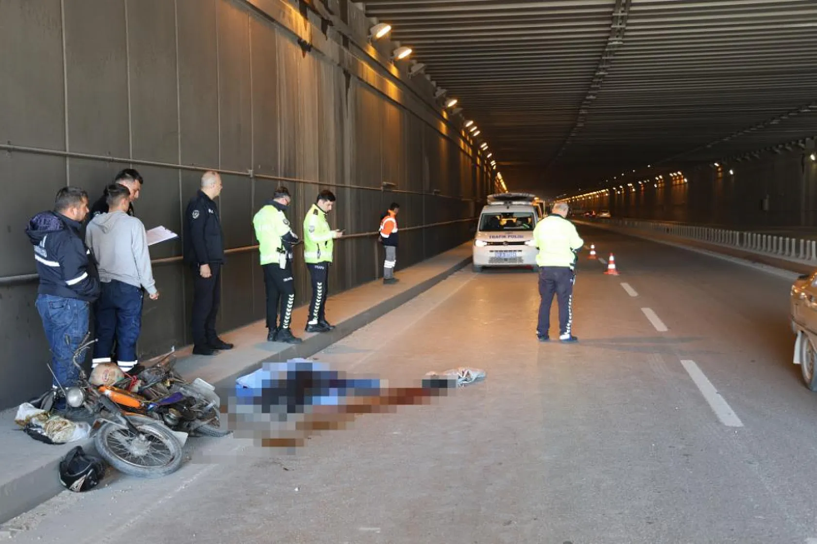 Araca çarpmamak için motosikletinden düşüp öldü