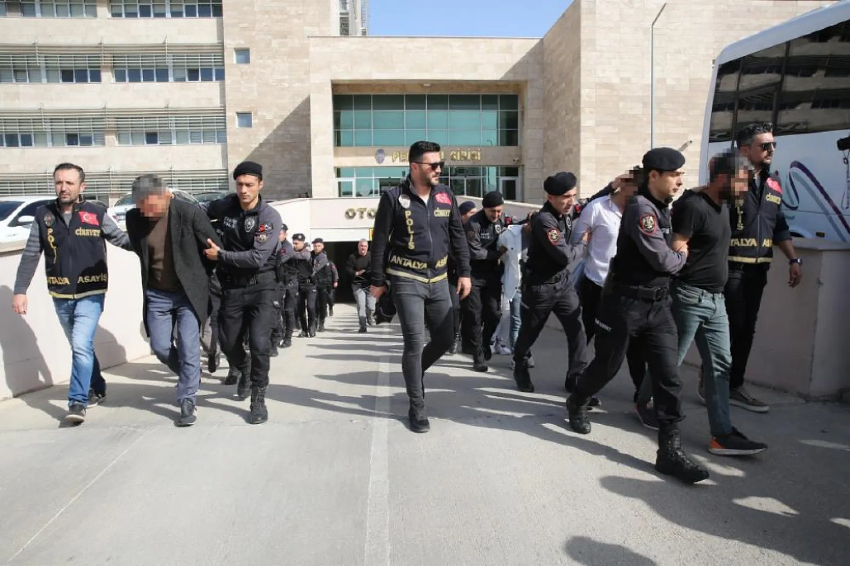 Bıçak, pompalı tüfek ve tabancanın kullanıldığı çatışmada 19 kişi yaralandı