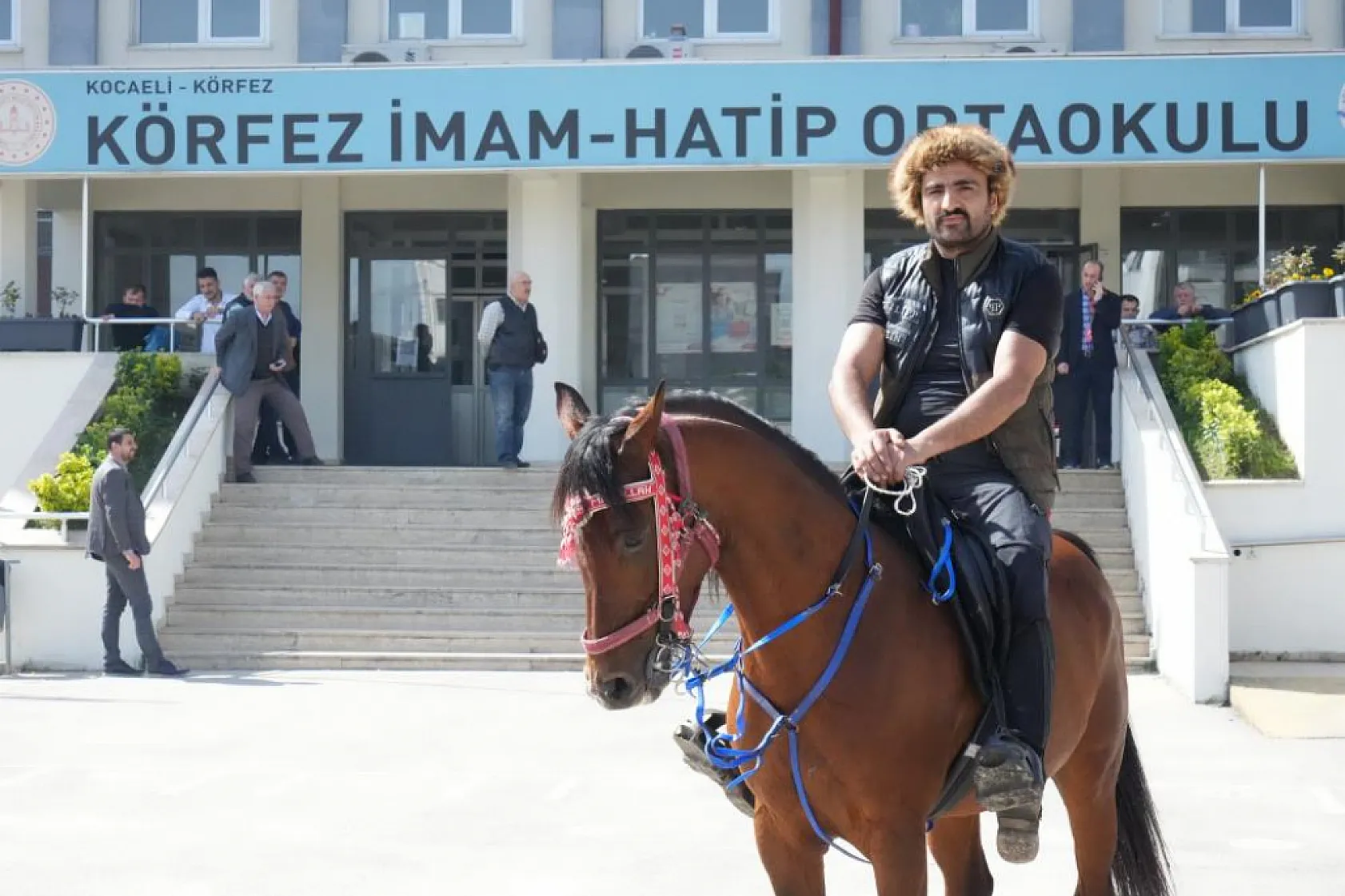 Türkiye'nin dört bir yanından ilginç görüntüler! Oy kullanmaya atıyla geldi