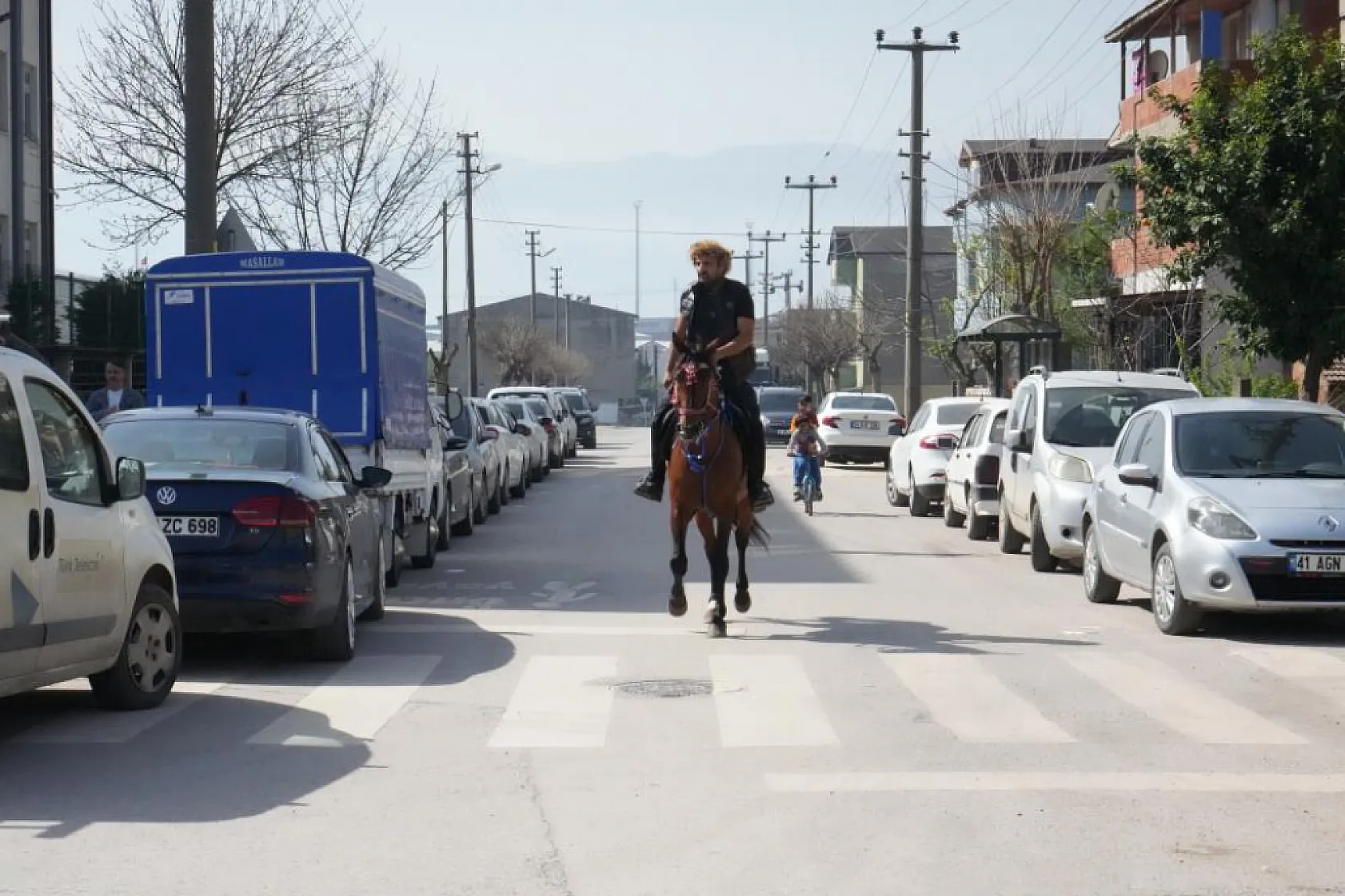 Türkiye'nin dört bir yanından ilginç görüntüler! Oy kullanmaya atıyla geldi