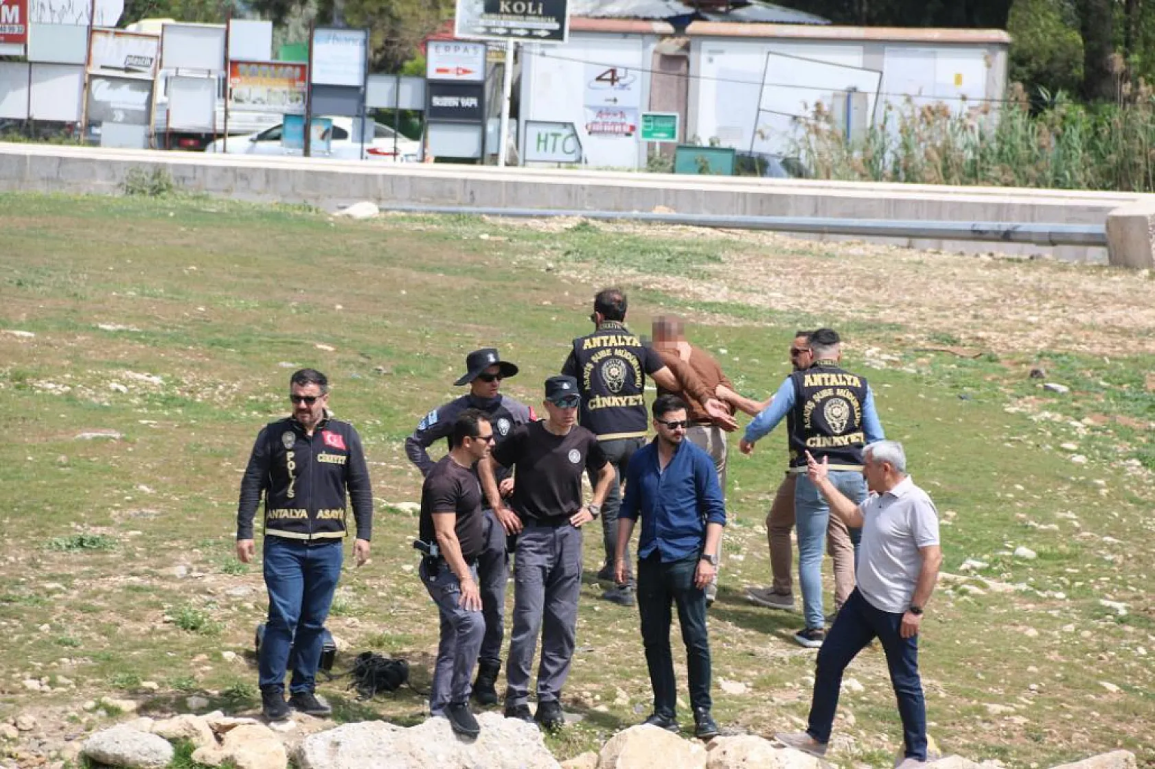 Eski eşi hakkında dedikodu yaptığını iddia ettiği akrabasını sırtından vurarak öldürdü