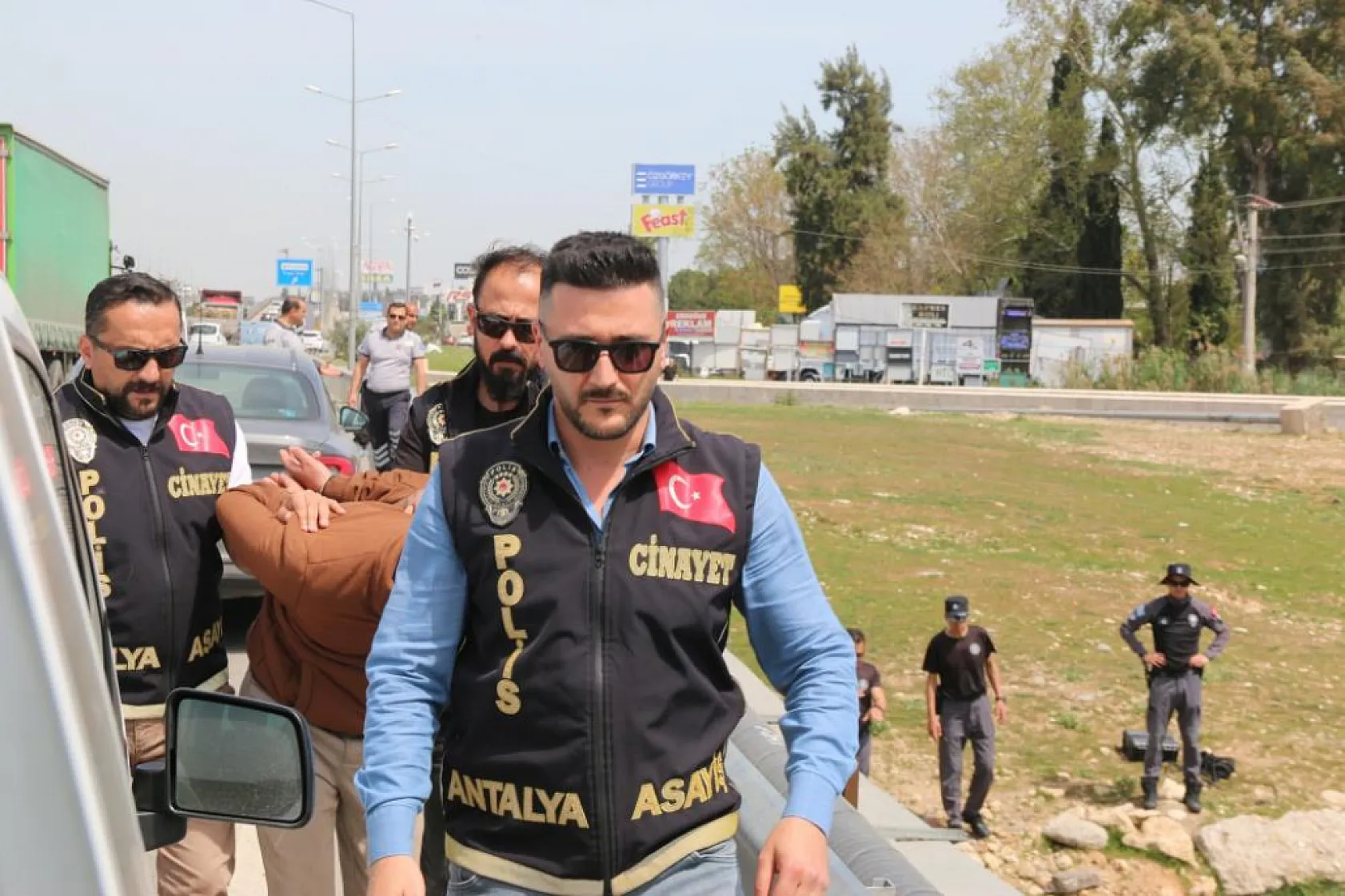 Eski eşi hakkında dedikodu yaptığını iddia ettiği akrabasını sırtından vurarak öldürdü