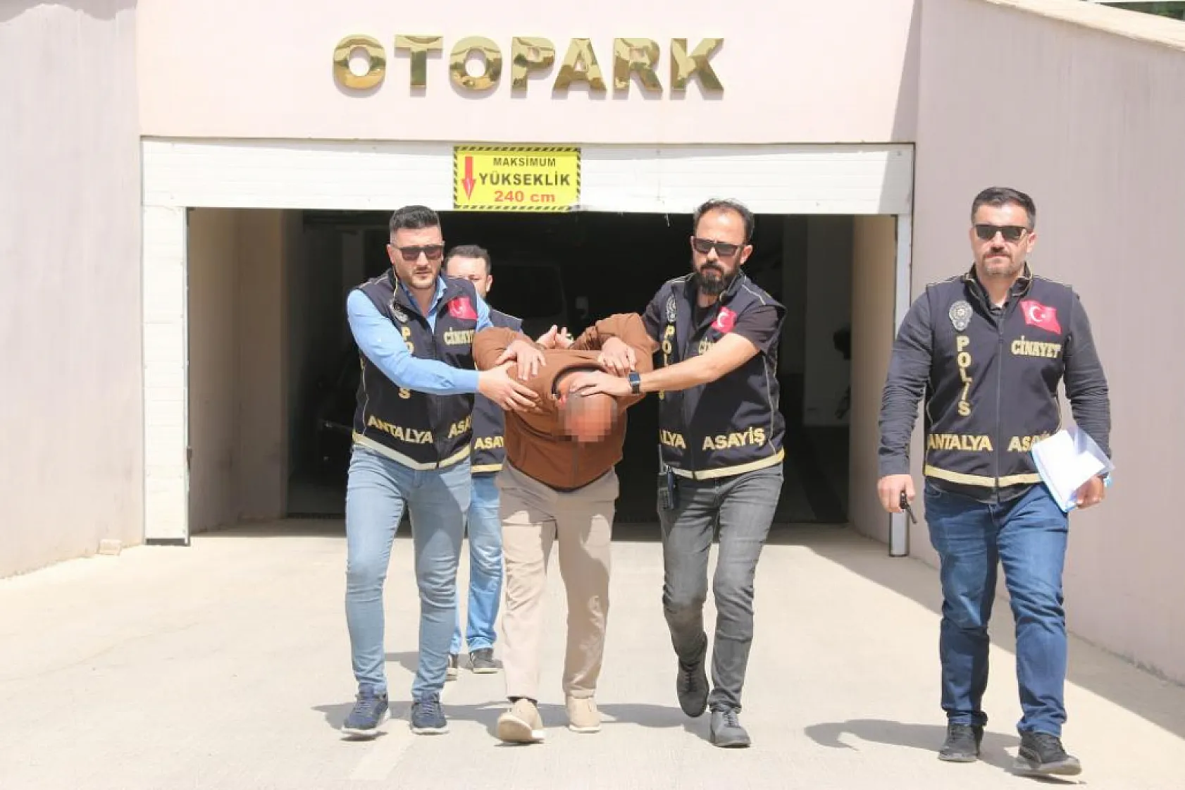 Eski eşi hakkında dedikodu yaptığını iddia ettiği akrabasını sırtından vurarak öldürdü