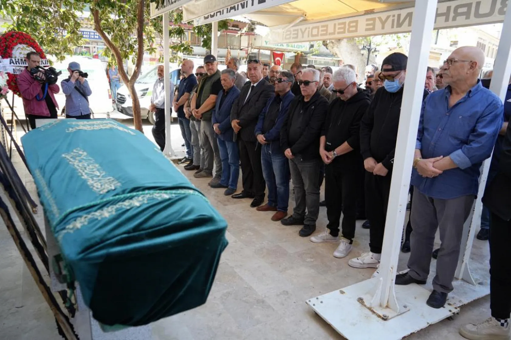 Ünlü oyuncu Zafer Algöz annesinin ardından 24 gün arayla babasını da kaybetti