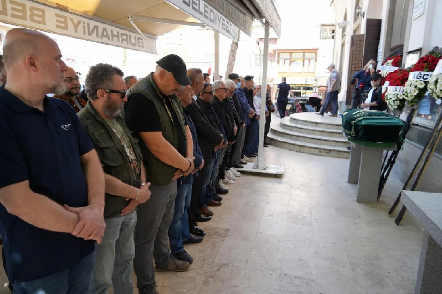 Ünlü oyuncu Zafer Algöz annesinin ardından 24 gün arayla babasını da kaybetti