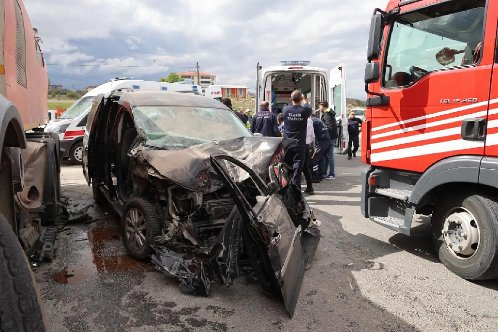 Ticari araç, temizlik kamyonuna çarptı: Ekipler yaralıları kurtarmak için seferber oldu
