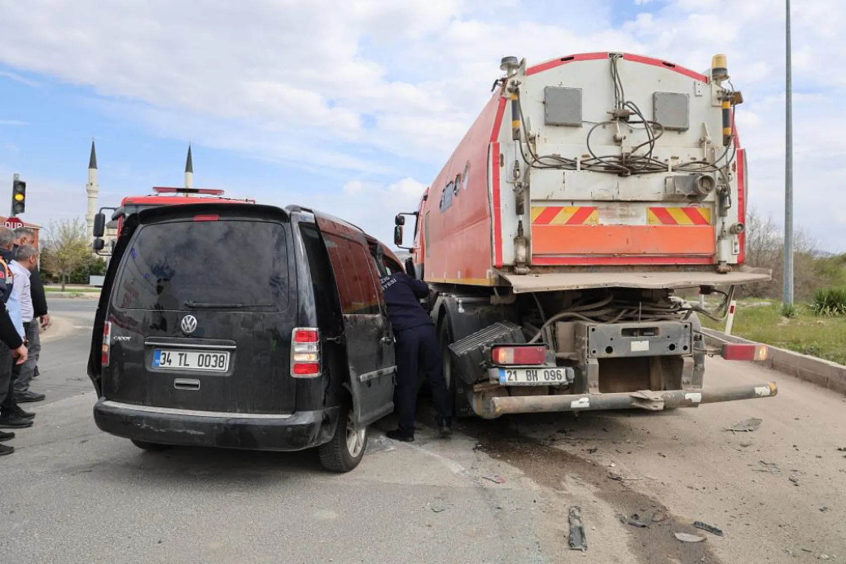 Ticari araç, temizlik kamyonuna çarptı: Ekipler yaralıları kurtarmak için seferber oldu