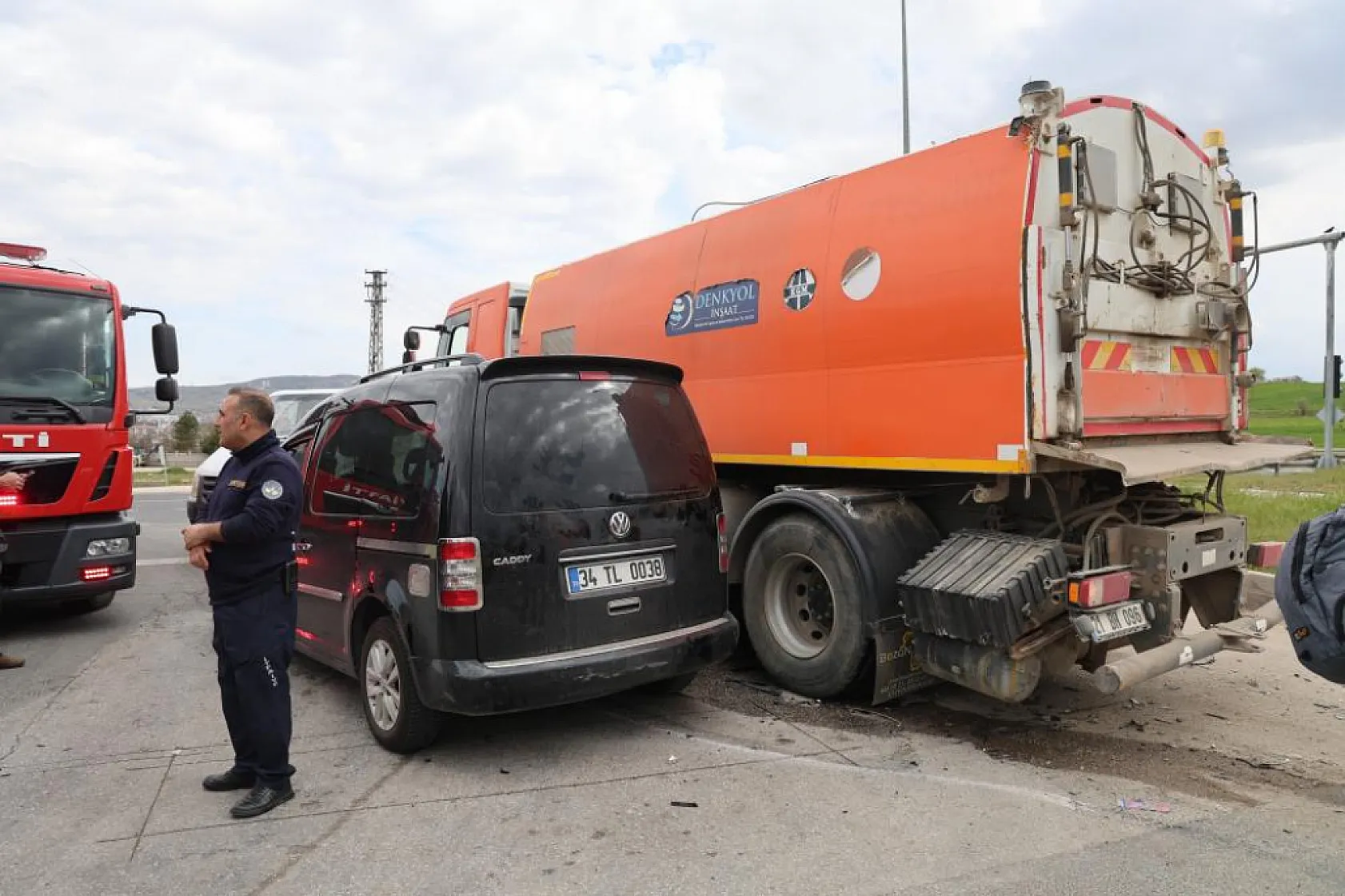 Ticari araç, temizlik kamyonuna çarptı: Ekipler yaralıları kurtarmak için seferber oldu