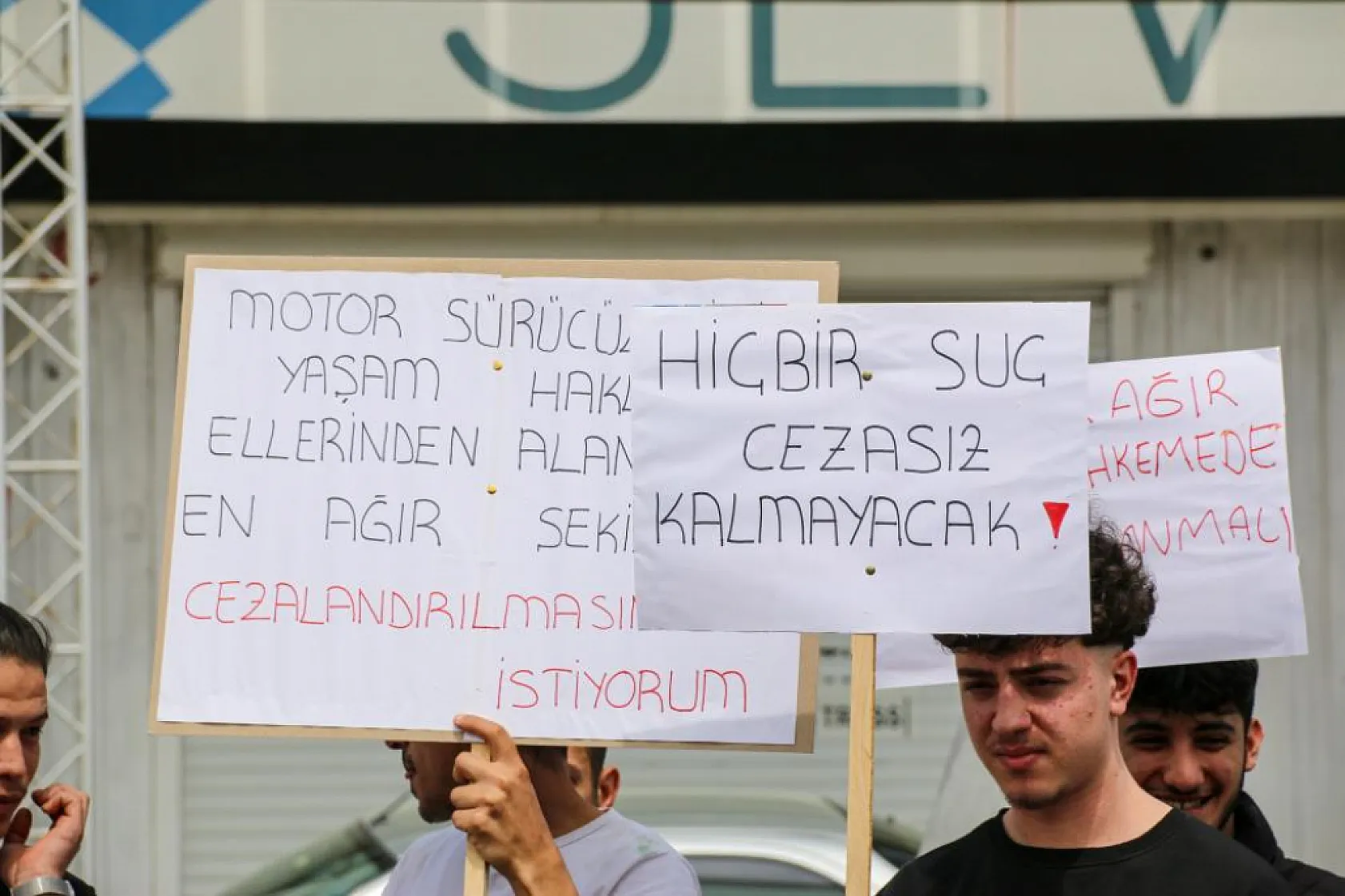 19 yaşındaki genci hayattan koparan kazayla ilgili vahim iddia: 'Yarış yapıyorlardı'