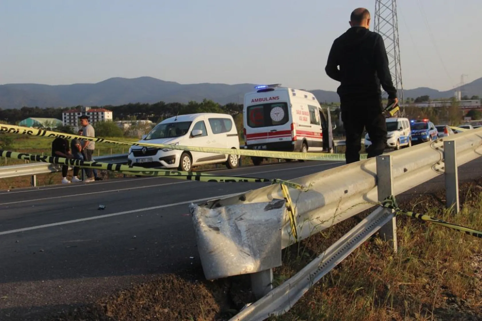 Bariyerlere çarpan motosiklet dere yatağına uçtu: 2 genç hayatını kaybetti