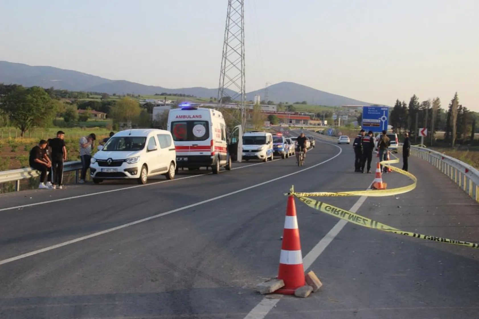 Bariyerlere çarpan motosiklet dere yatağına uçtu: 2 genç hayatını kaybetti