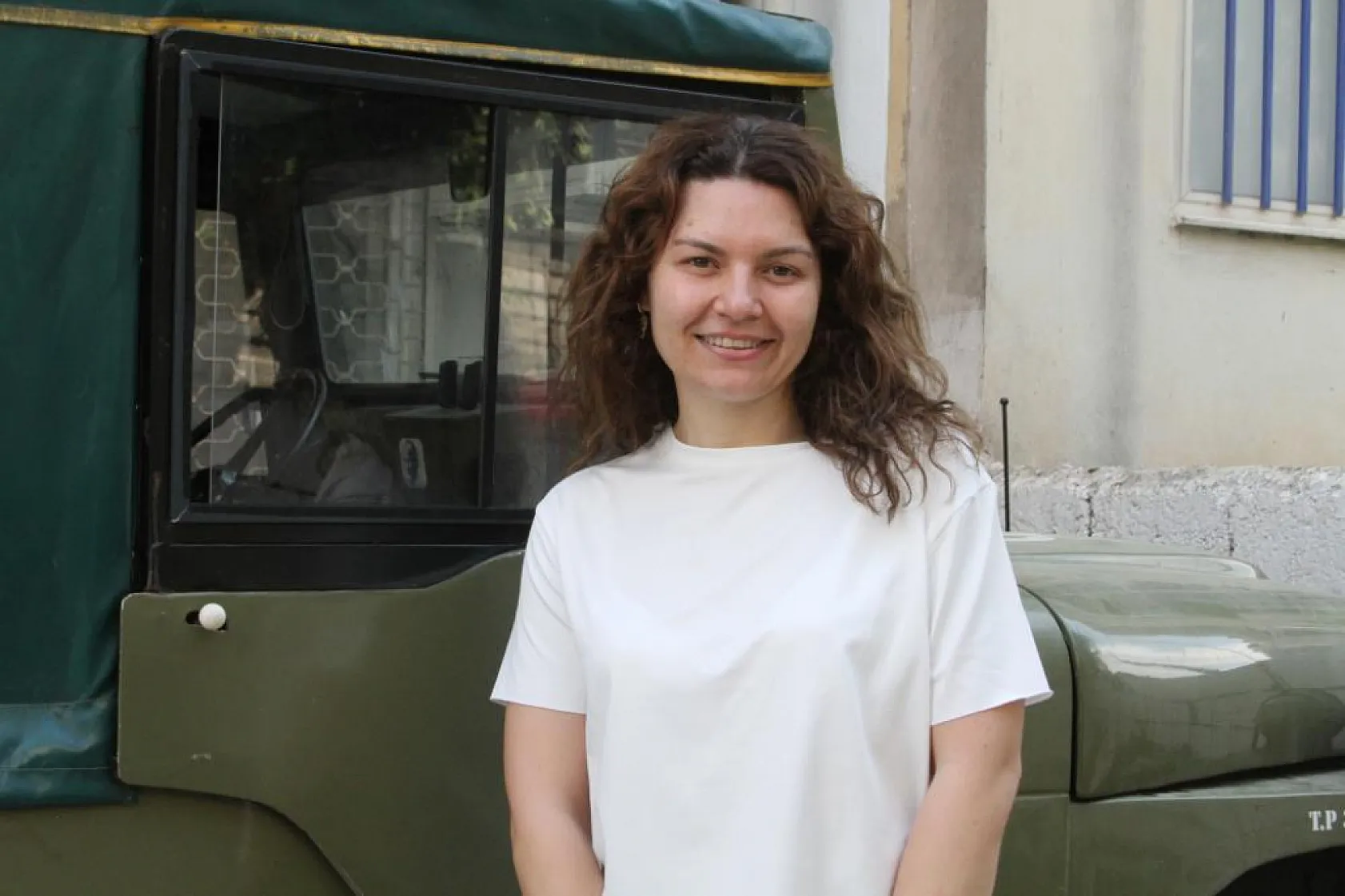 Özel yapım aracını anne kedi ve yavrularına tahsis etti