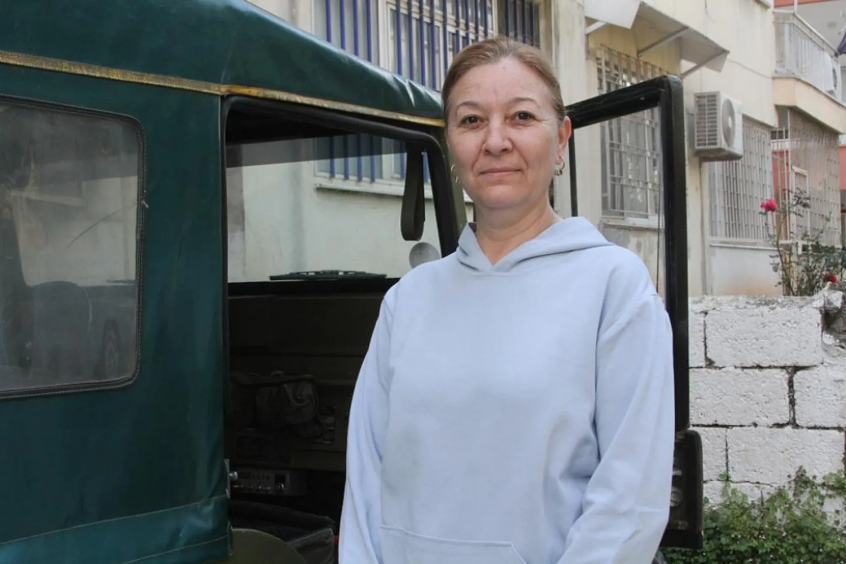 Özel yapım aracını anne kedi ve yavrularına tahsis etti