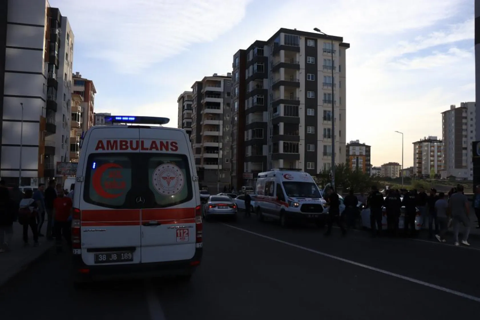 İşçi servisi tarlaya uçtu Camdan fırlayan 1 kişi hayatını kaybetti, 5 kişi de yaralandı